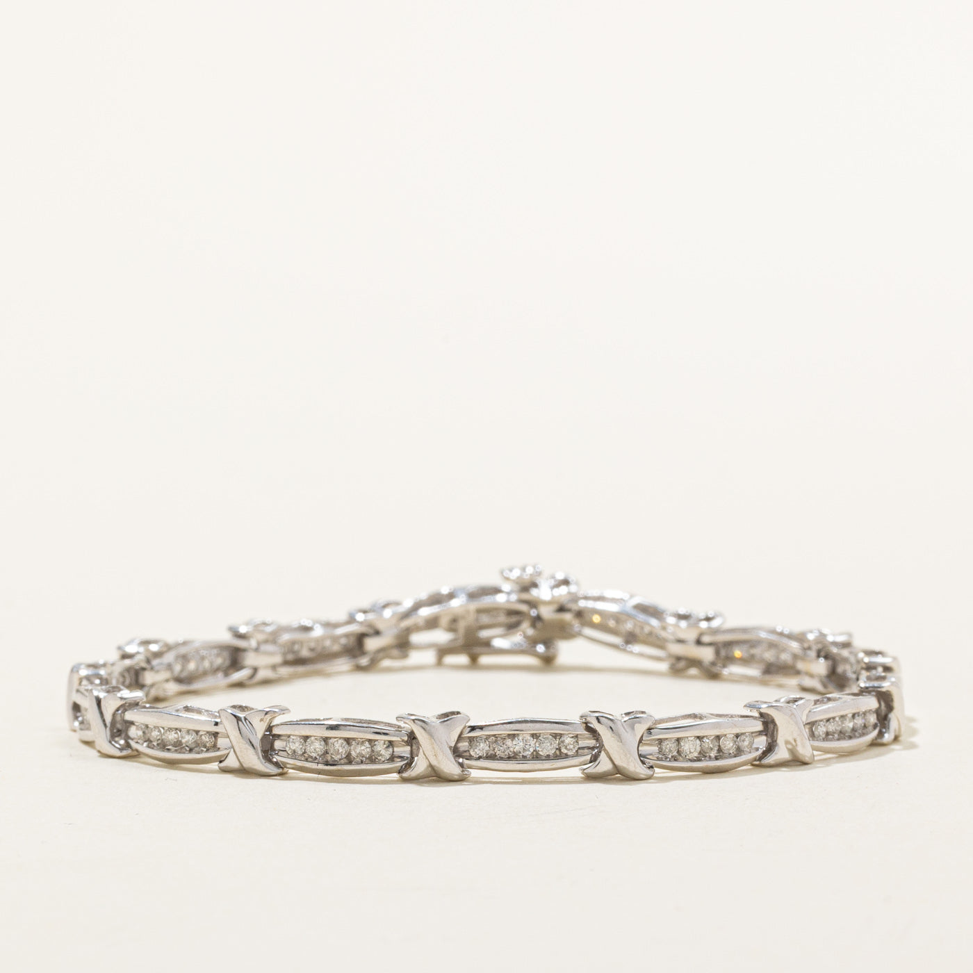 Bracelet tennis croisé en or 10 carats serti de diamants | 0,84 ct au total | 17,8 cm
