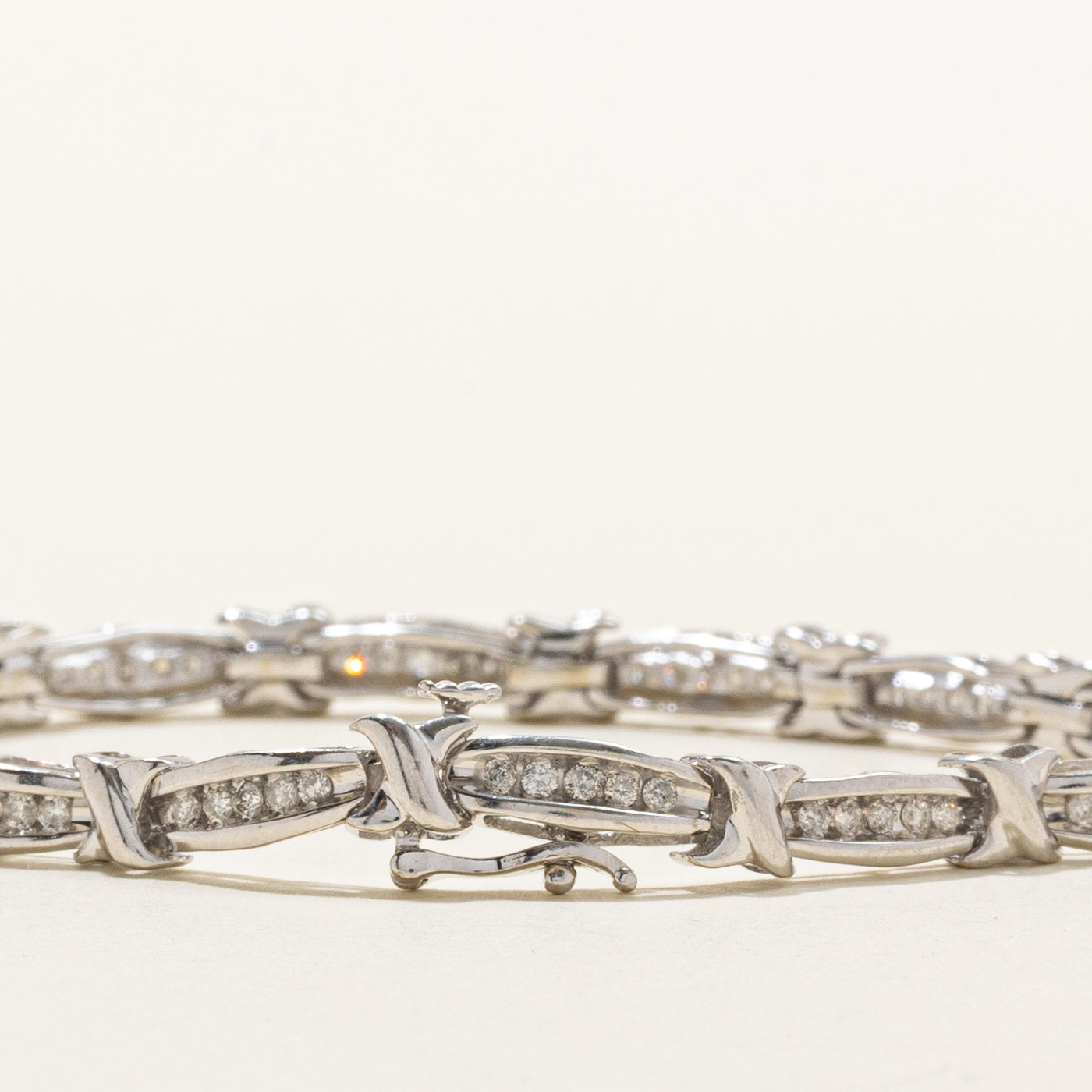 Bracelet tennis croisé en or 10 carats serti de diamants | 0,84 ct au total | 17,8 cm