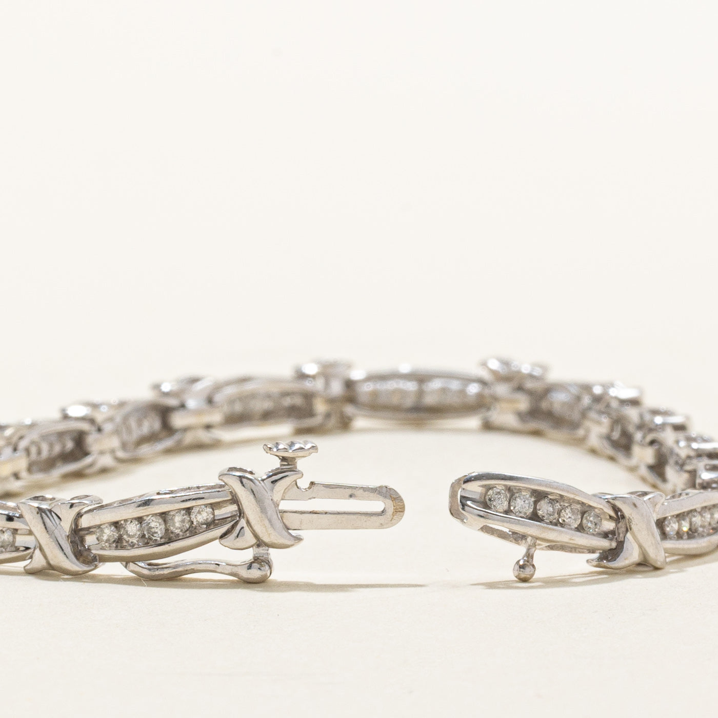 Bracelet tennis croisé en or 10 carats serti de diamants | 0,84 ct au total | 17,8 cm