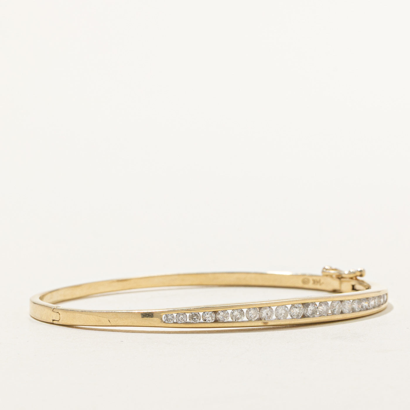 Bracelet jonc semi-éternité en or 14 carats serti de diamants | 0,88 ct au total | 17,1 cm