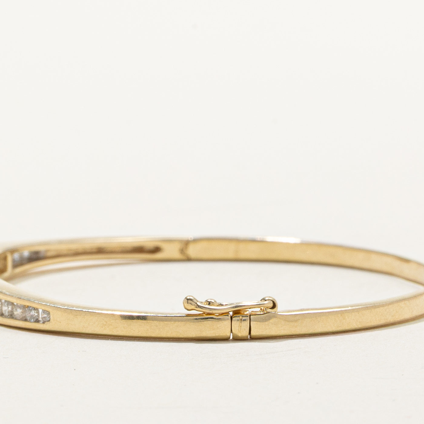 Bracelet jonc semi-éternité en or 14 carats serti de diamants | 0,88 ct au total | 17,1 cm