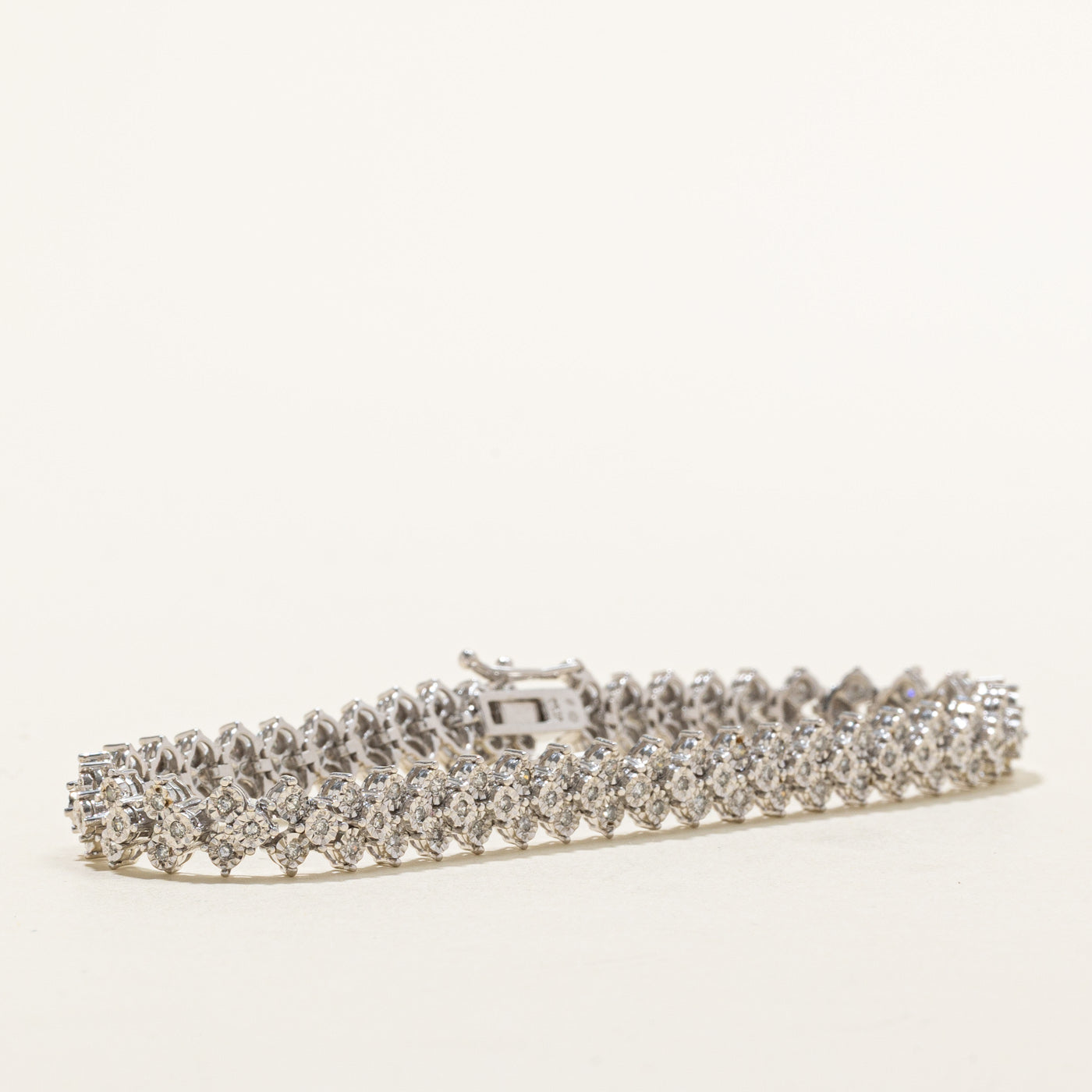 Bracelet tennis en or 10 carats serti de plusieurs diamants | 1,08 ct au total | 17,8 cm