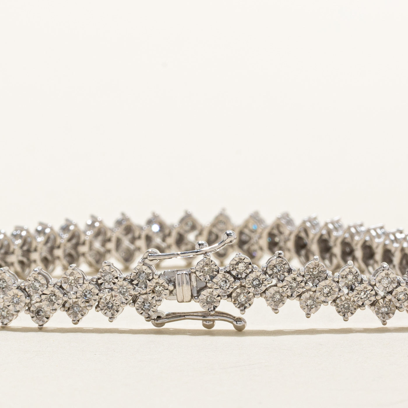 Bracelet tennis en or 10 carats serti de plusieurs diamants | 1,08 ct au total | 17,8 cm