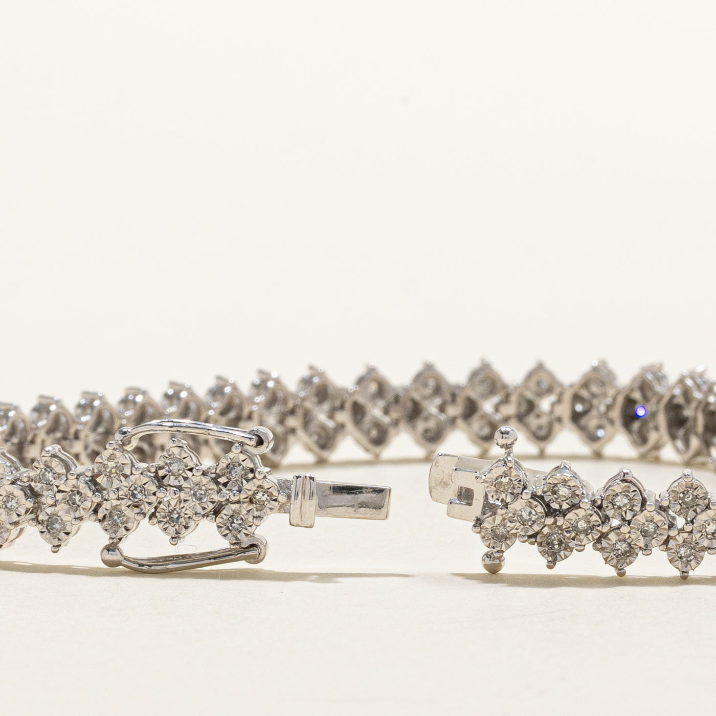 Bracelet tennis en or 10 carats serti de plusieurs diamants | 1,08 ct au total | 17,8 cm
