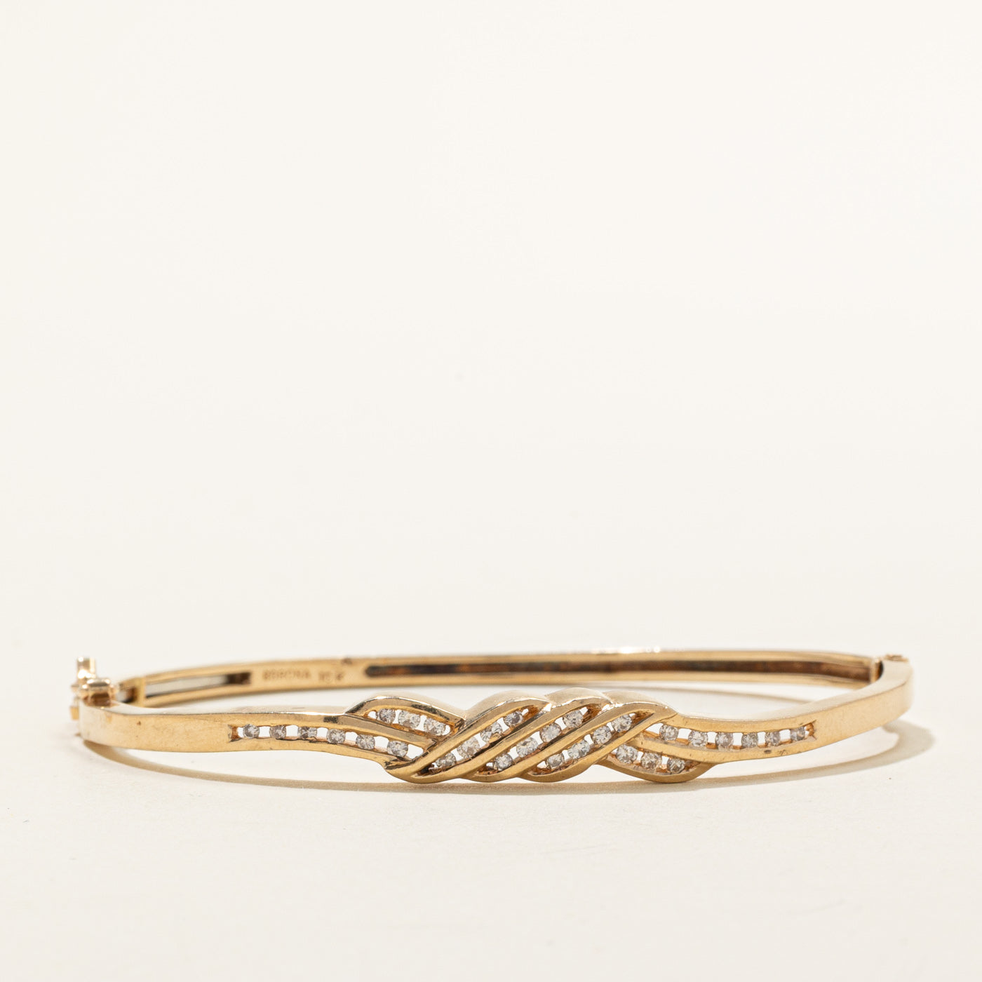 Bracelet jonc croisé en or 10 carats serti de diamants champagne | 0,36 ct au total | 19 cm