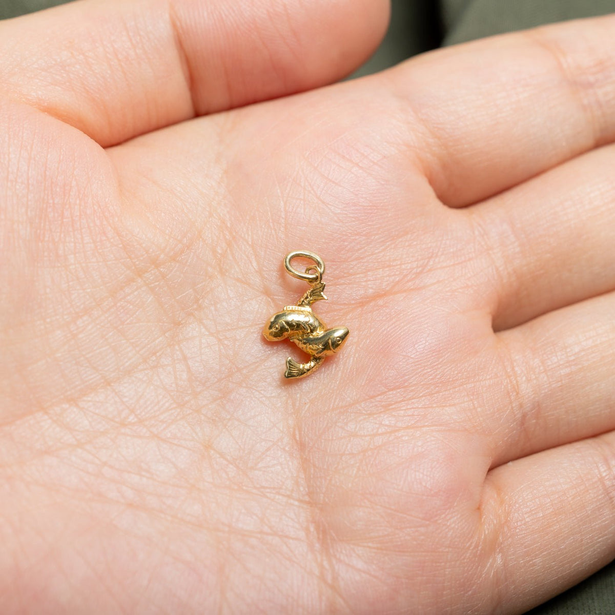 18k Yellow Gold Engraved Pisces Zodiac Charm