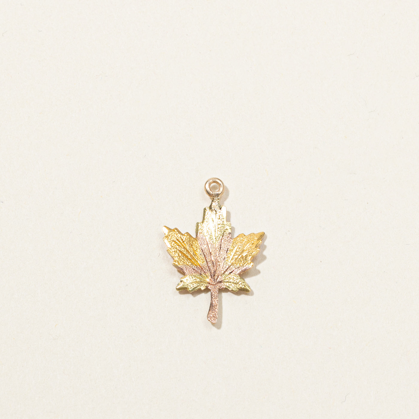Breloque en or bicolore 10 carats en forme de feuille d'érable
