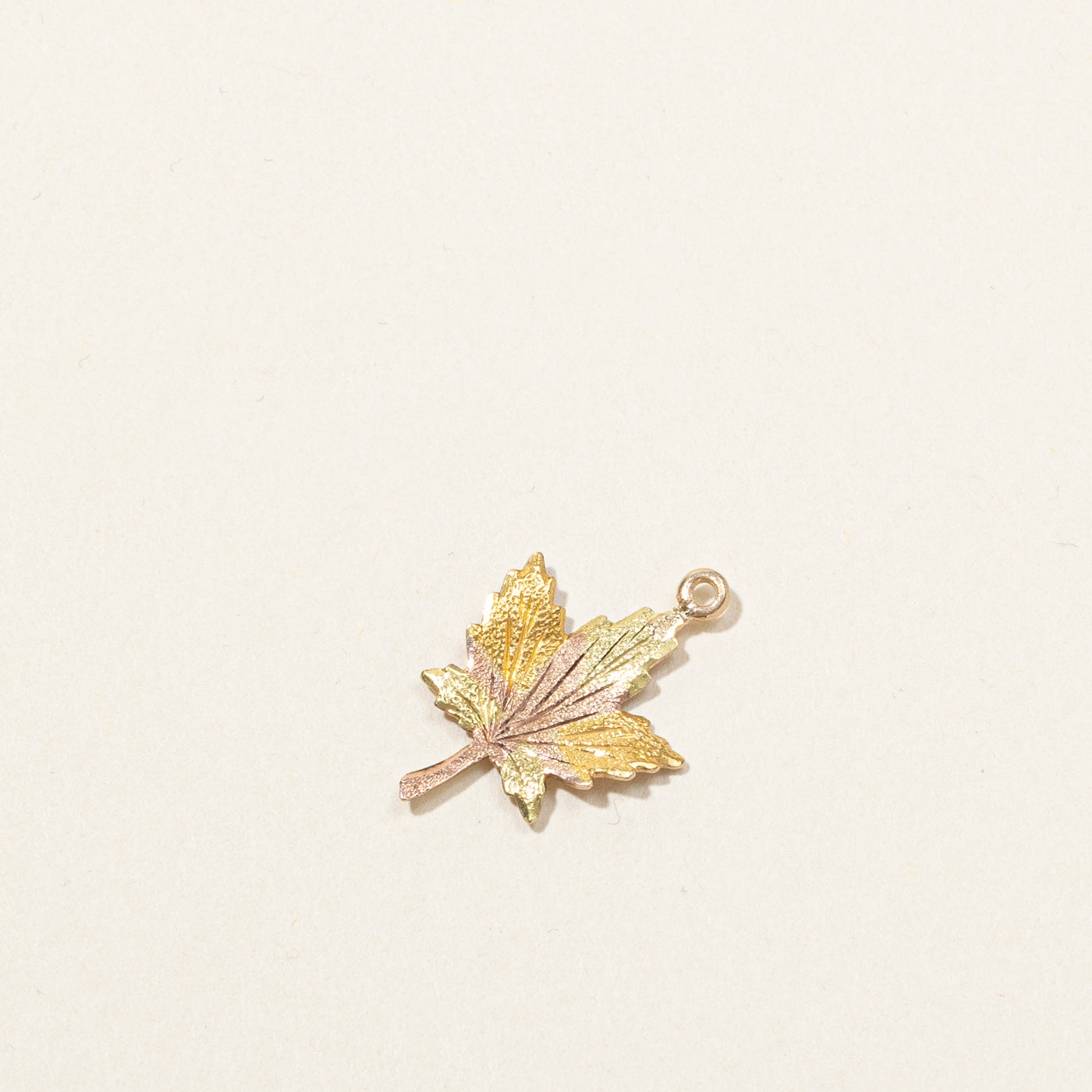 Breloque en or bicolore 10 carats en forme de feuille d'érable