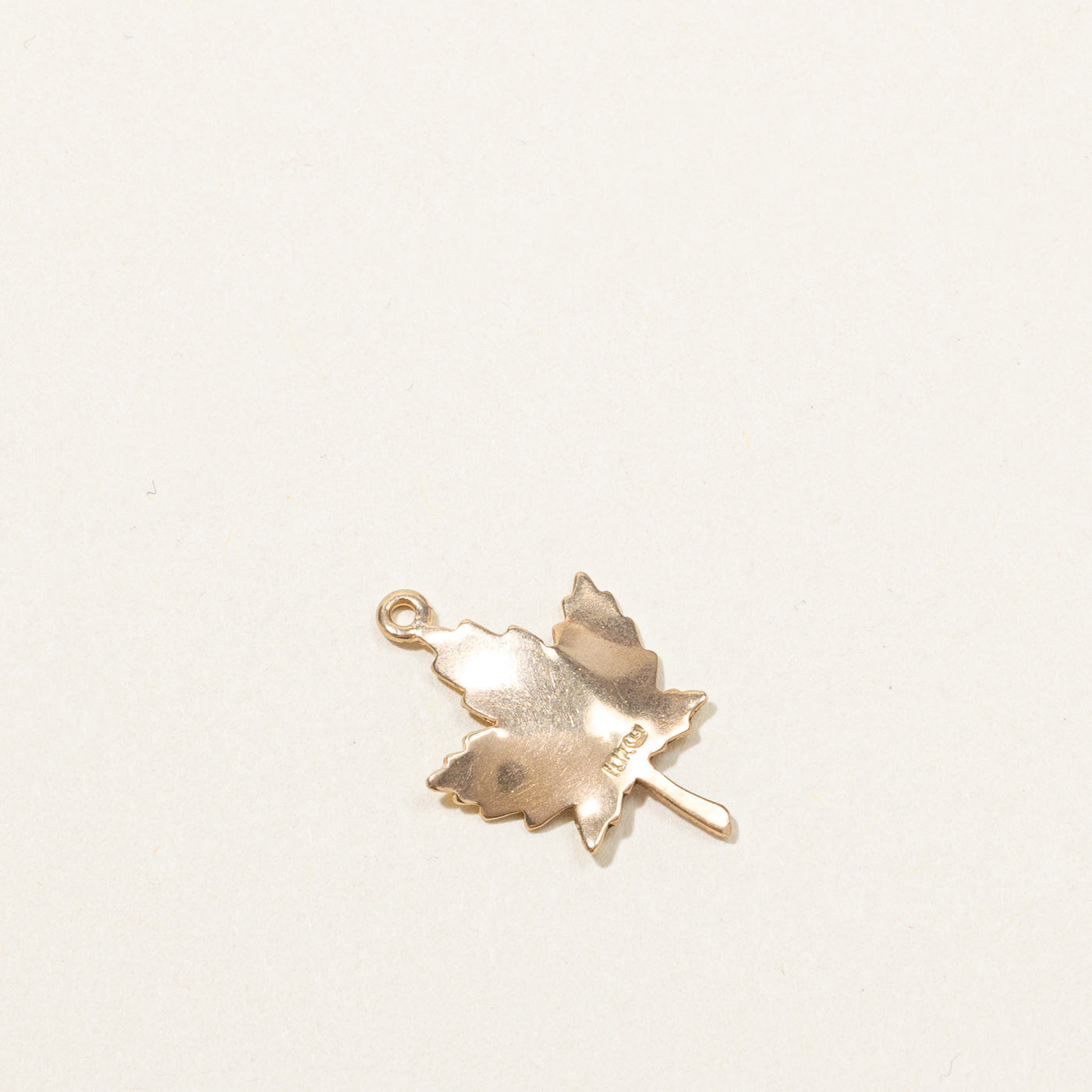 Breloque en or bicolore 10 carats en forme de feuille d'érable
