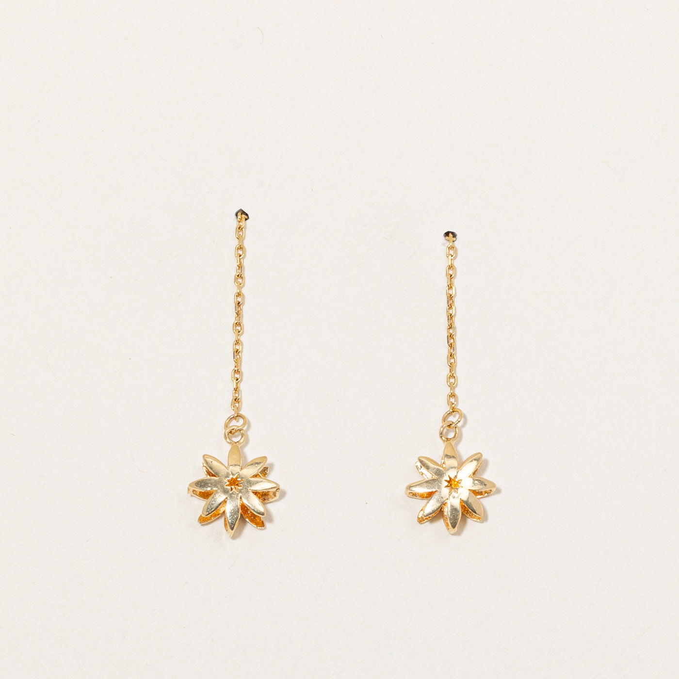 Boucles d'oreilles pendantes en or jaune 18 carats, motif floral.