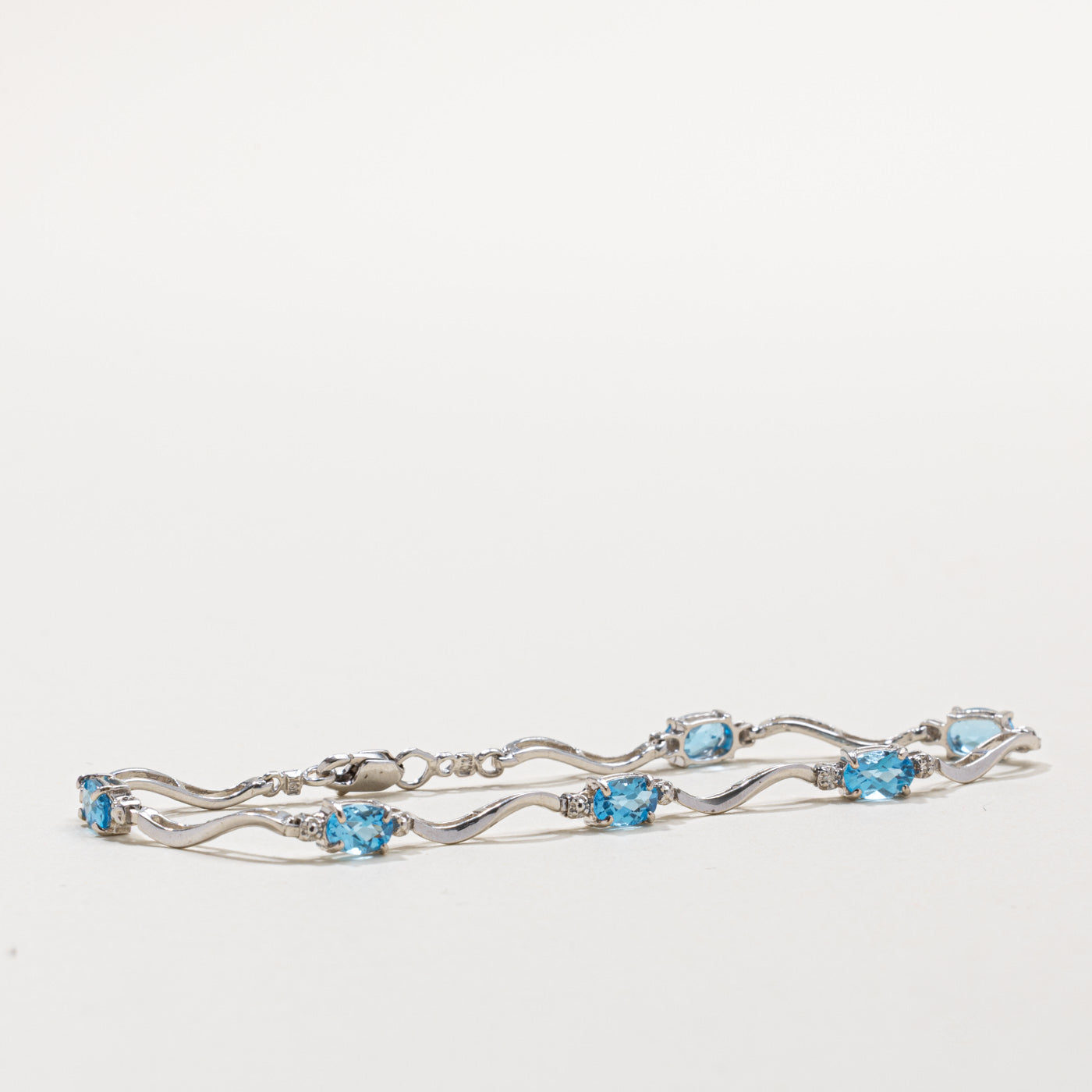 Bracelet en topaze bleue ovale et diamants | 18 cm