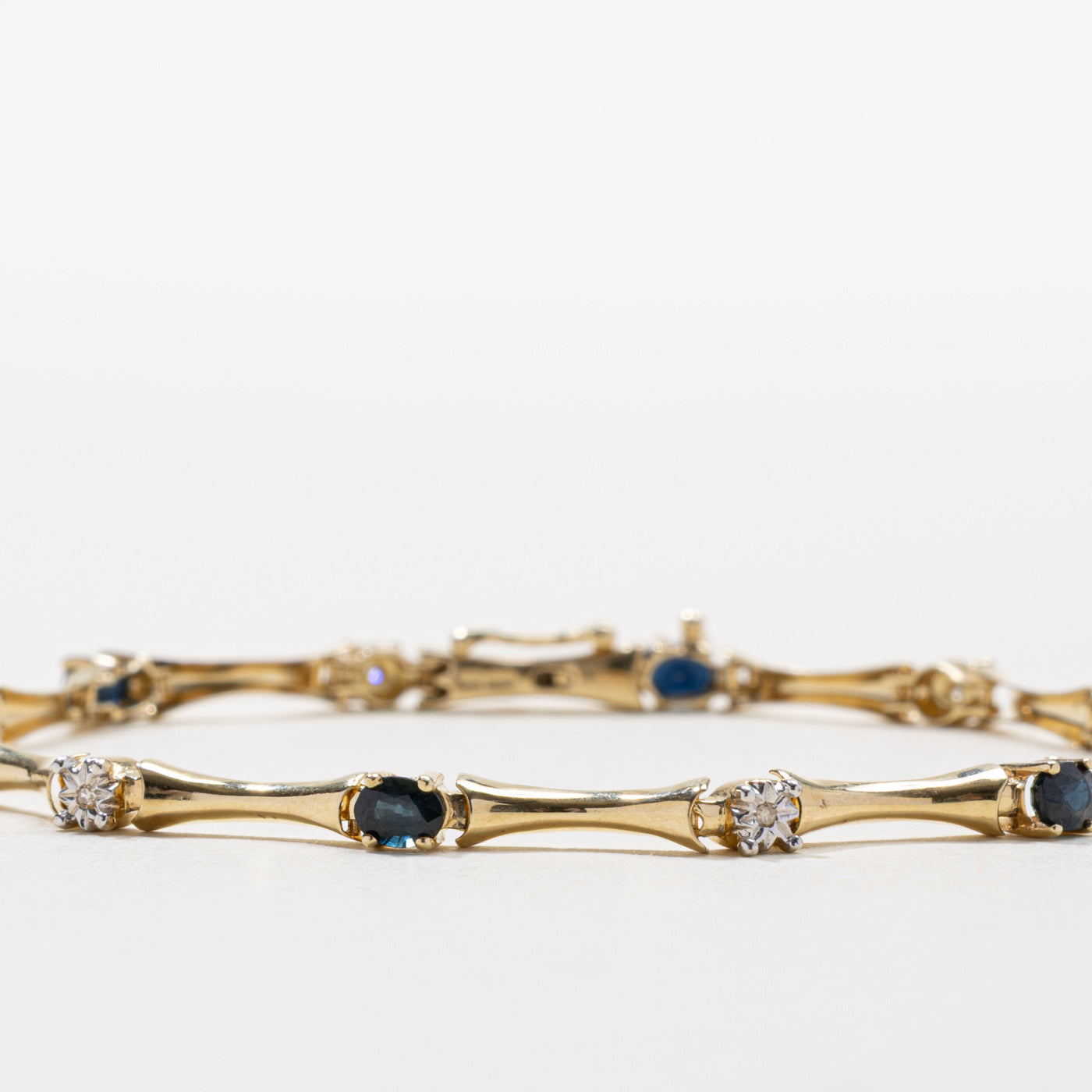 Bracelet en or, saphirs et diamants | 1,20 ct, 0,03 ct | 19 cm