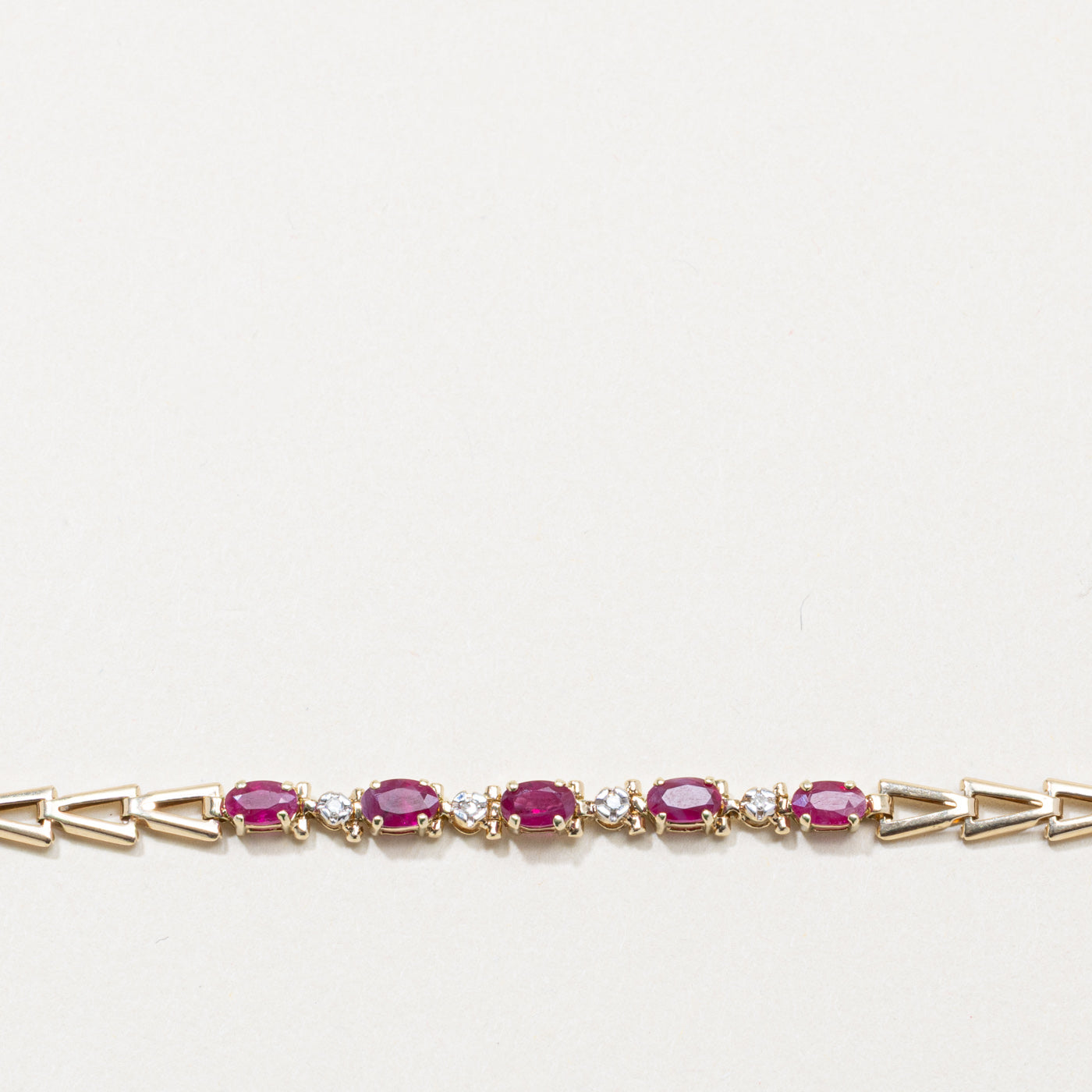 Bracelet géométrique rubis et diamants | 1,00 ct, 0,02 ct | 17,8 cm