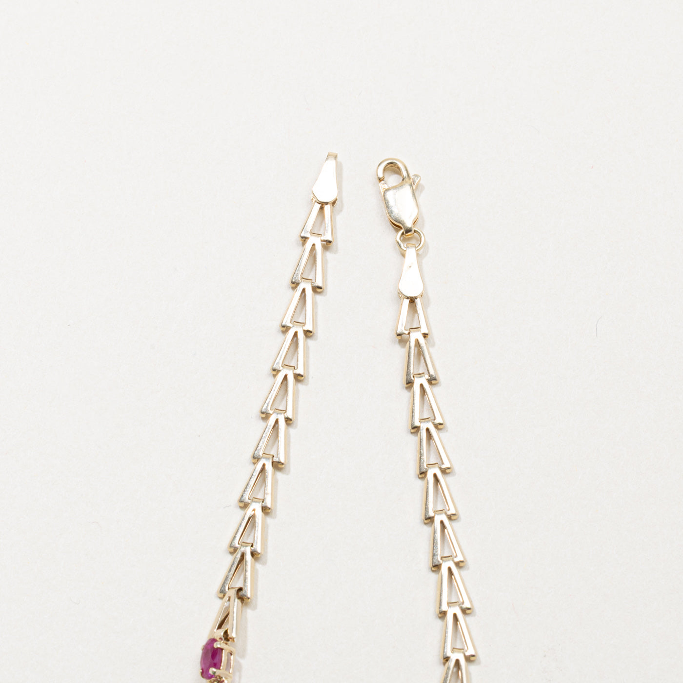 Bracelet géométrique rubis et diamants | 1,00 ct, 0,02 ct | 17,8 cm