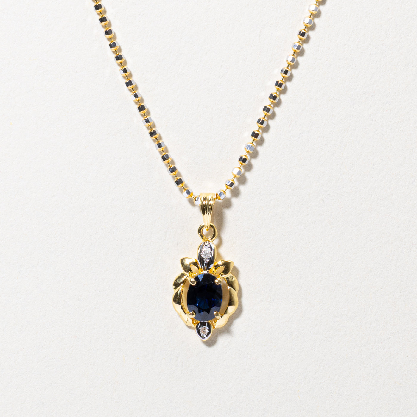 Collier pendentif saphir et diamants | 0,90 ct, 0,01 ct au total | 43 cm