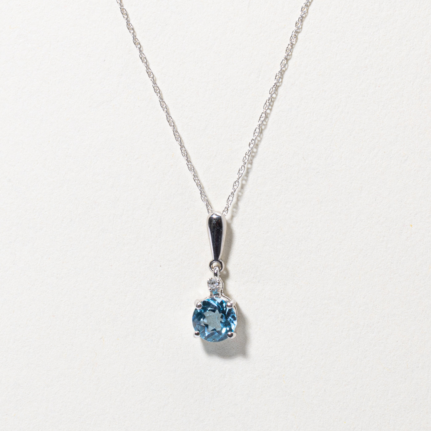 Collier pendentif en topaze bleue et diamants | 0,65 ct, 0,01 ct | 45,7 cm