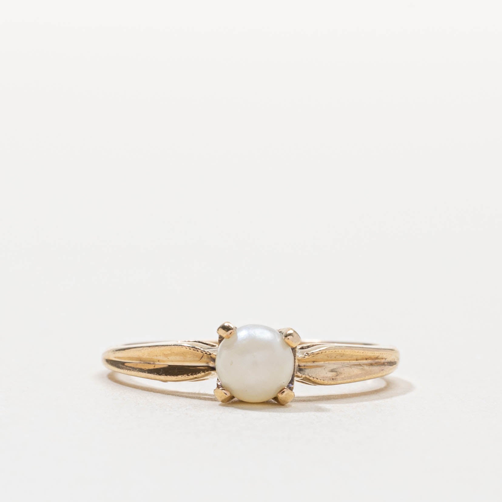 10k Pearl Grooved Petite Ring | SZ 6.25