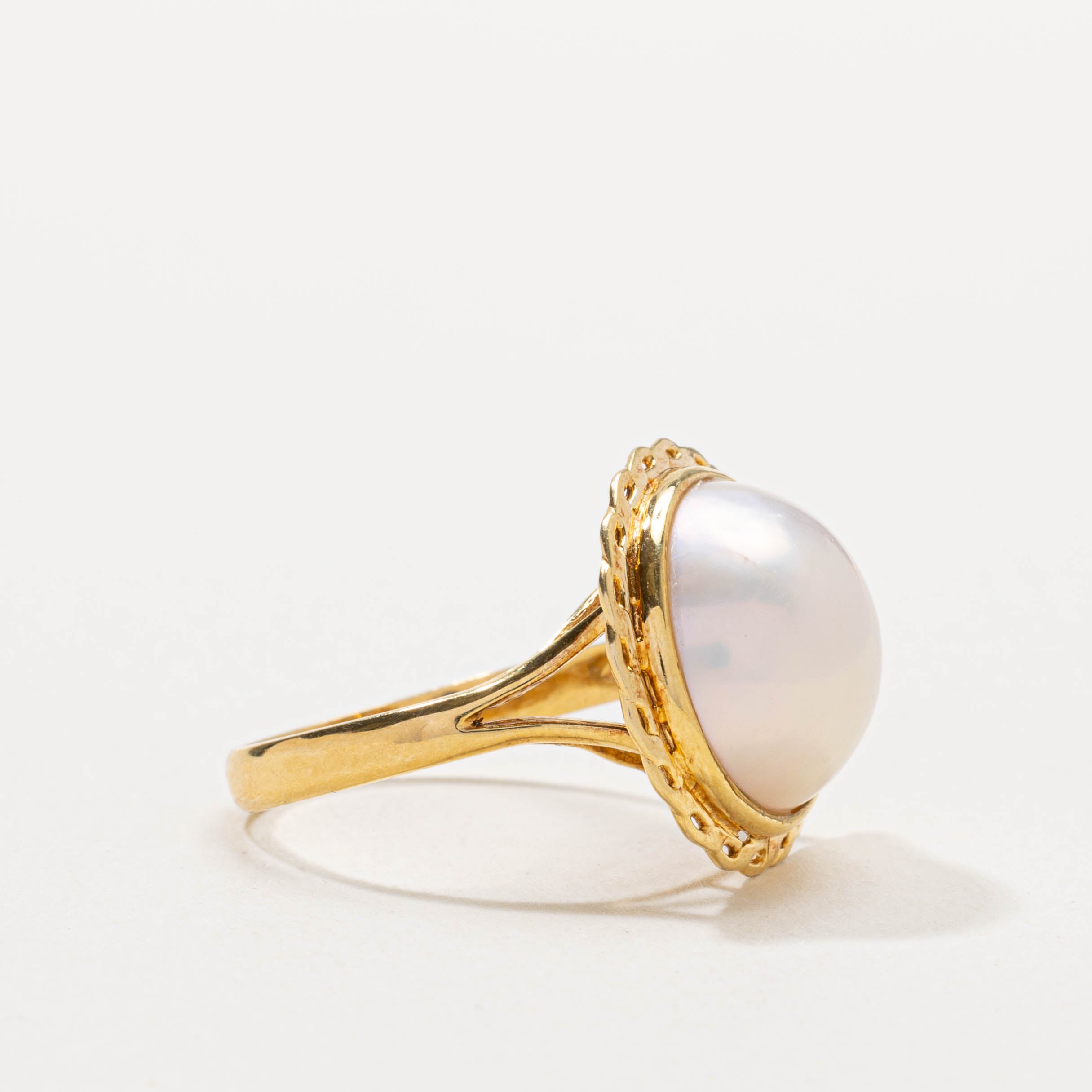 18k Mabé Pearl Scalloped Edge Cocktail Ring | SZ 7.5