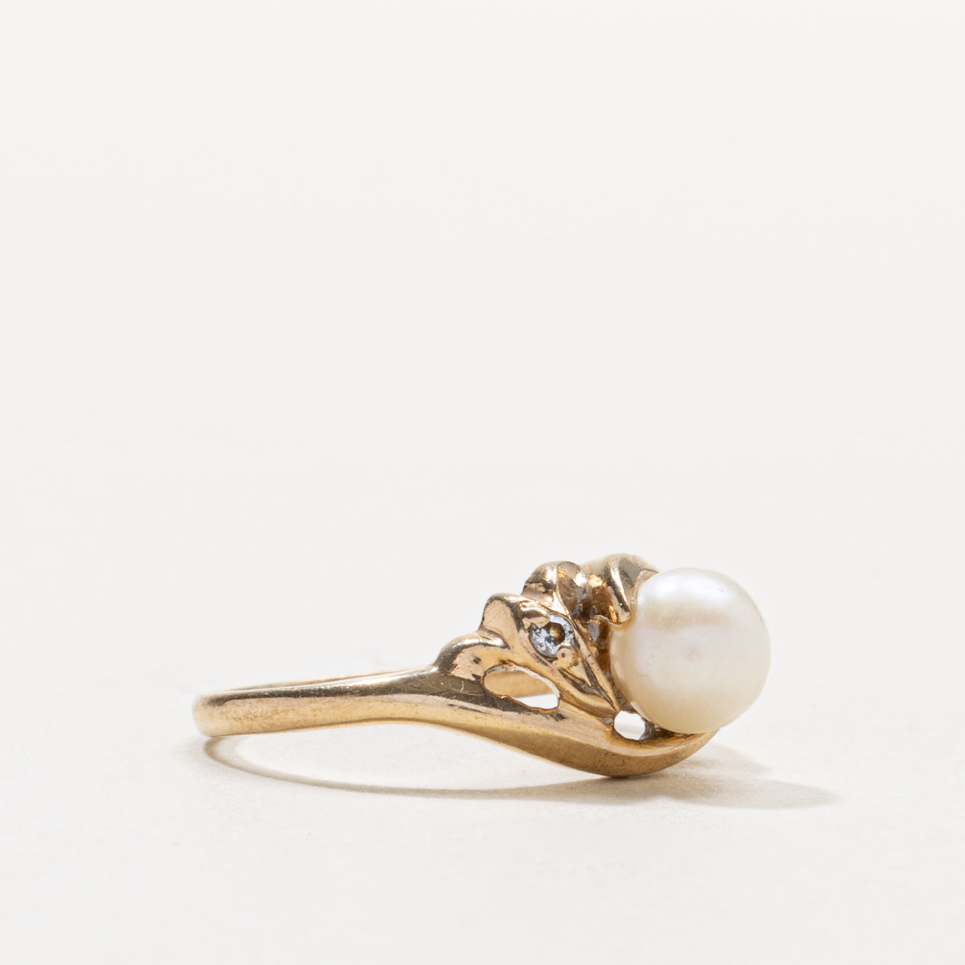 10k Pearl & Diamond Accented Grooved Ring | SZ 4.75