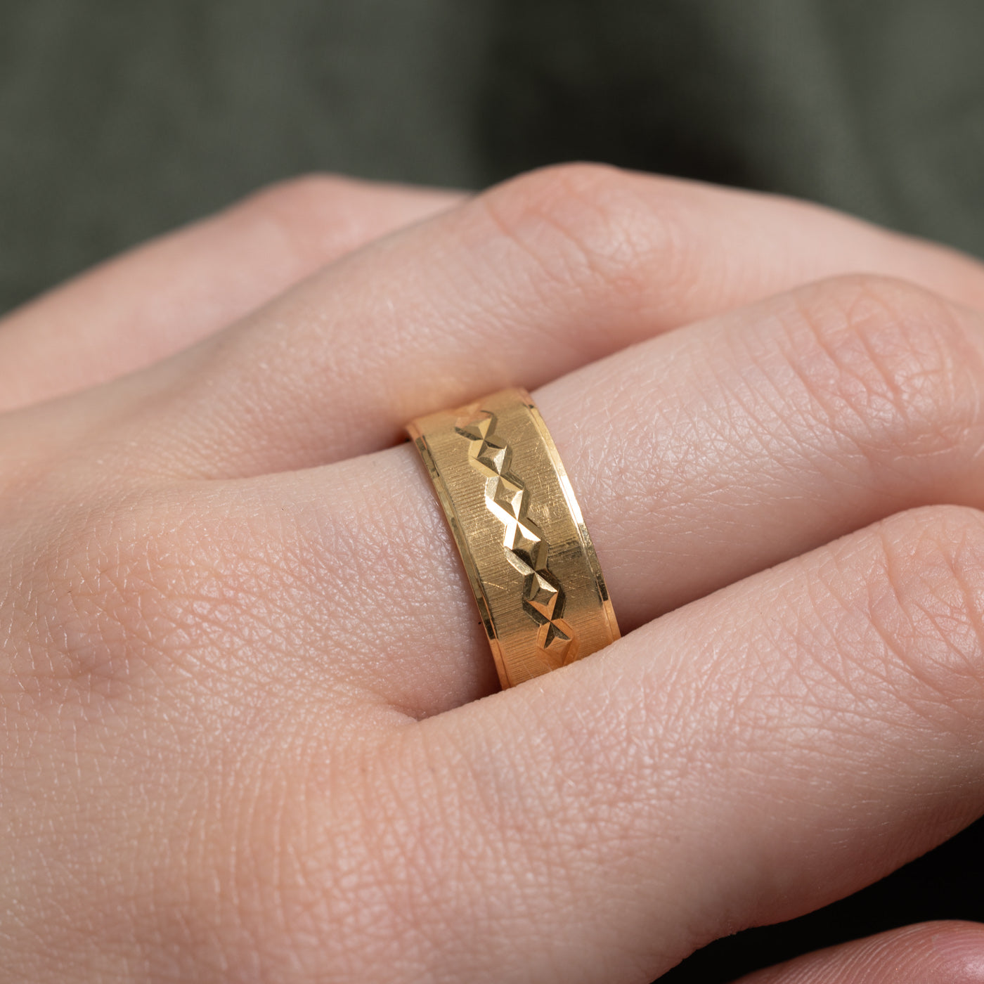 18k Yellow Gold Engraved Patterned Band | 7.70mm | SZ 9