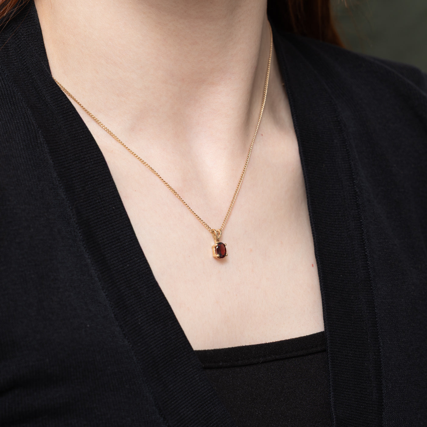 Pendentif solitaire en grenat taille ovale