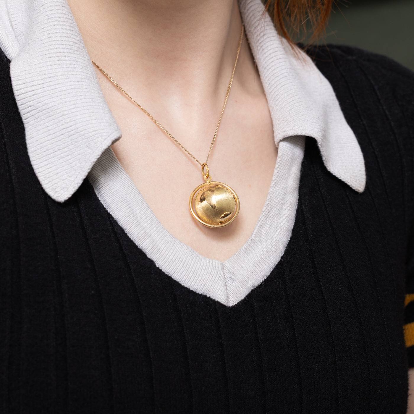 18k Yellow Gold Globe Pendant