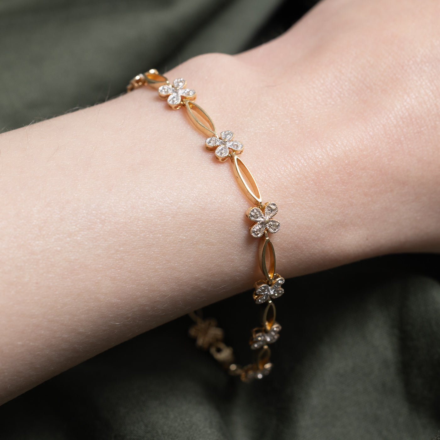 Diamond Flower Link Bracelet | 0.11ctw | 7.5"