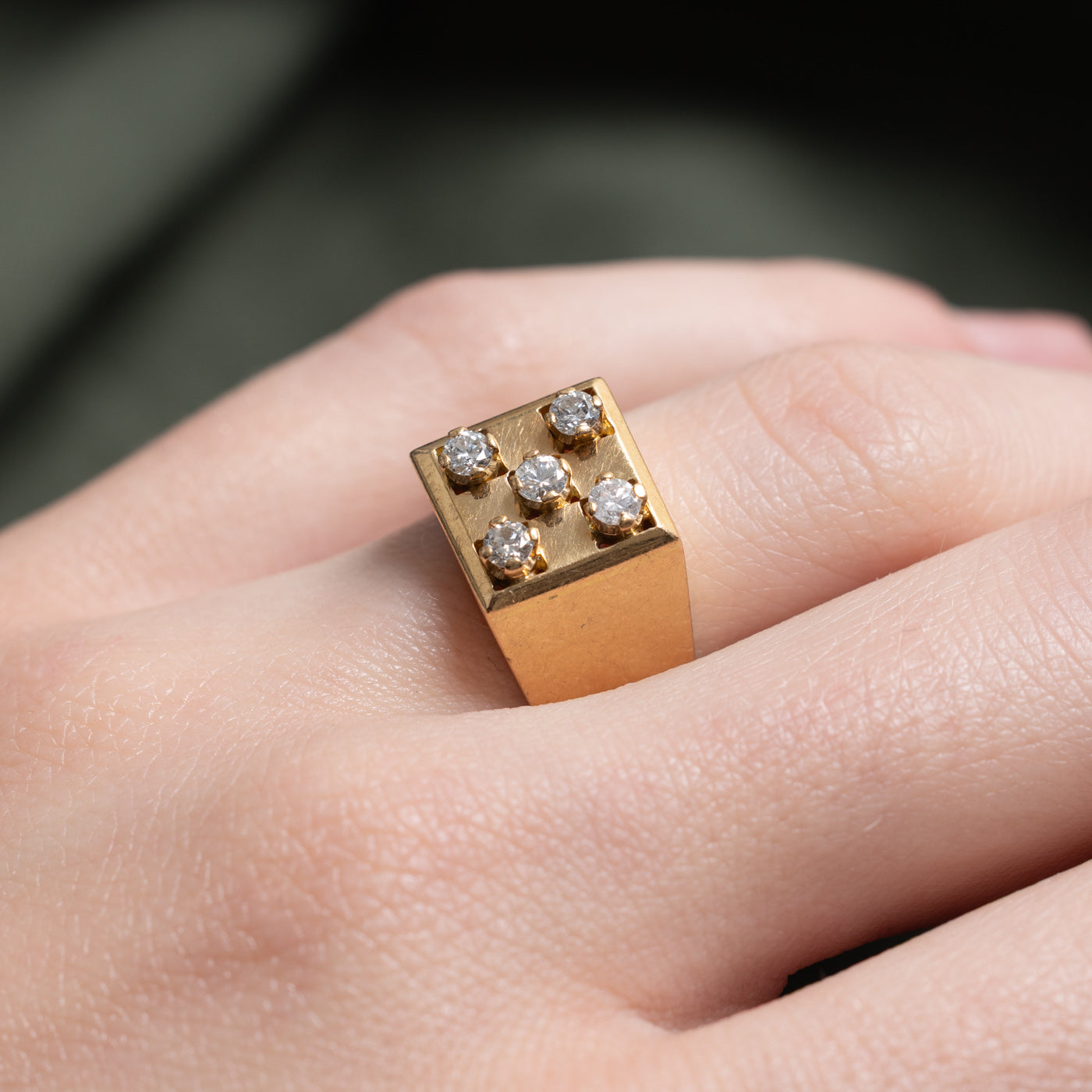 Bague chevalière carrée à cinq diamants en or 18 carats | 0,31 ct au total | Taille 6,25 |