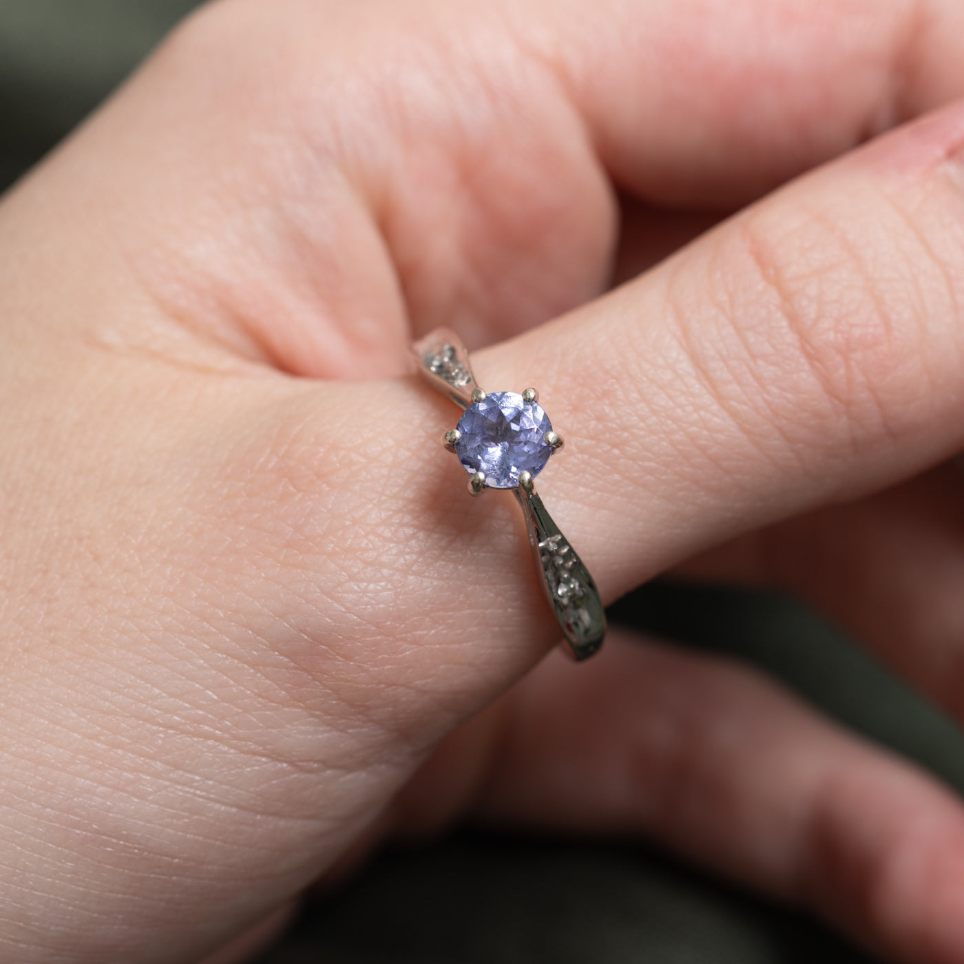 Bague cathédrale en tanzanite et diamants | 0,9 ct, 0,02 ct au total | Taille 9,5 |