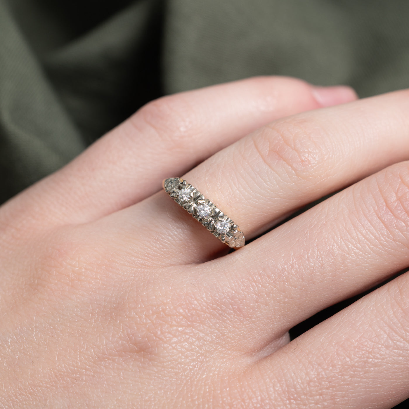 Bague texturée à trois diamants | 0,15 ct au total | Taille 5,75 |