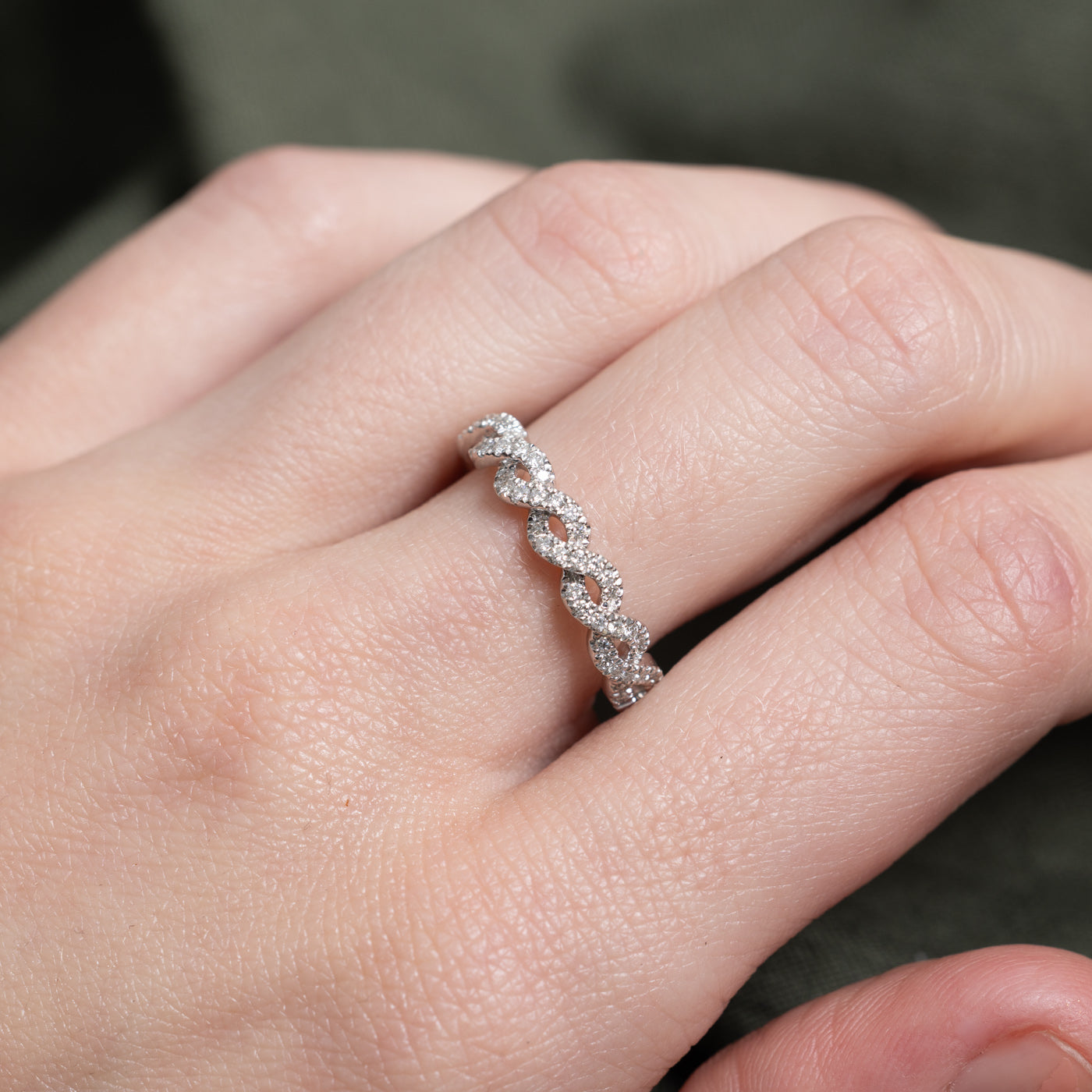 'Vera Wang' Diamond & Hidden Sapphire Crossover Band | 0.22ctw, 0.2ct | SZ 6.5 |