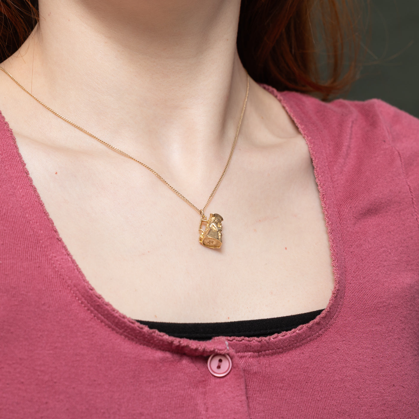 Breloque en or jaune 9 carats représentant un homme et un chien caché dans une chope à bière