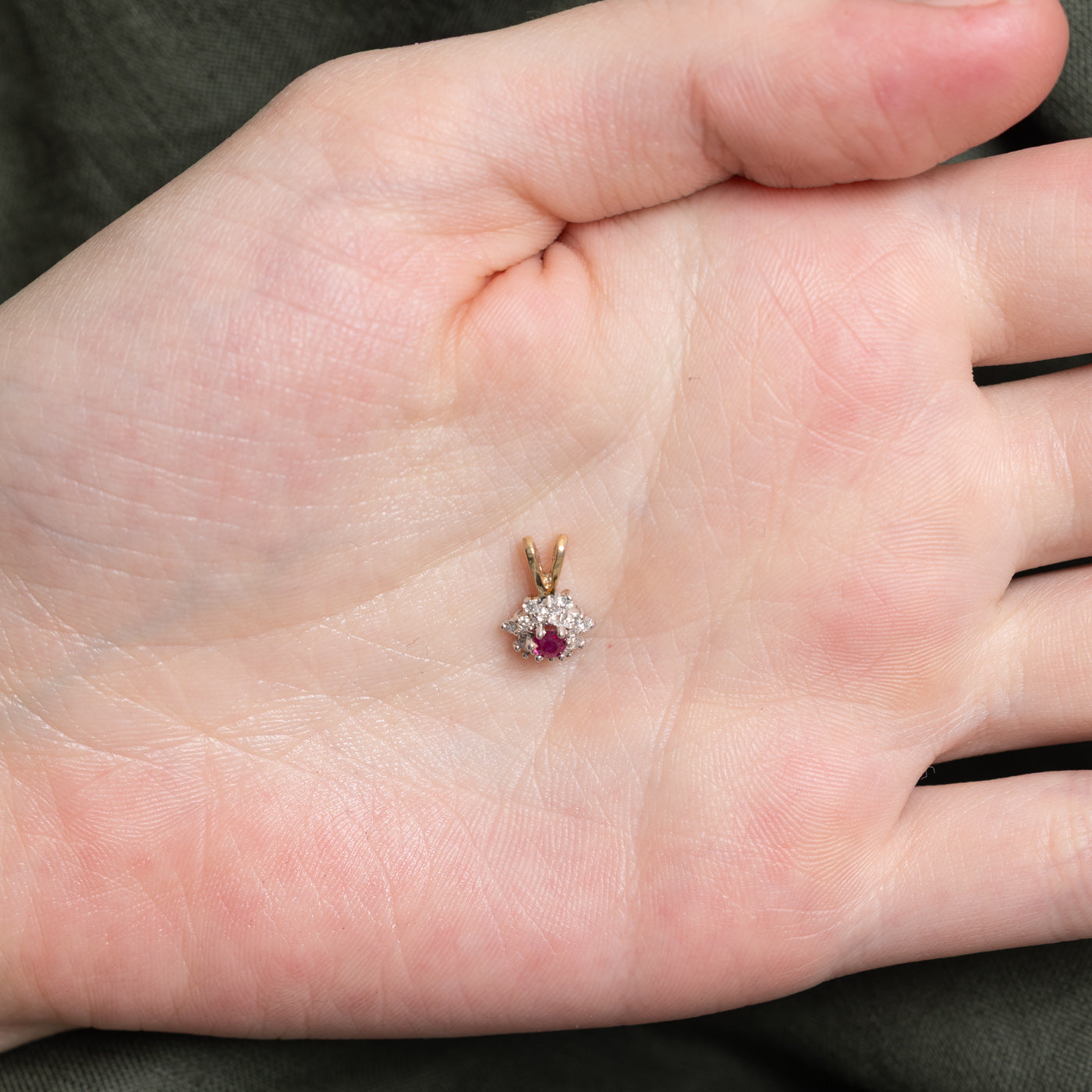 Pendentif halo de pétales de rubis et de diamants
