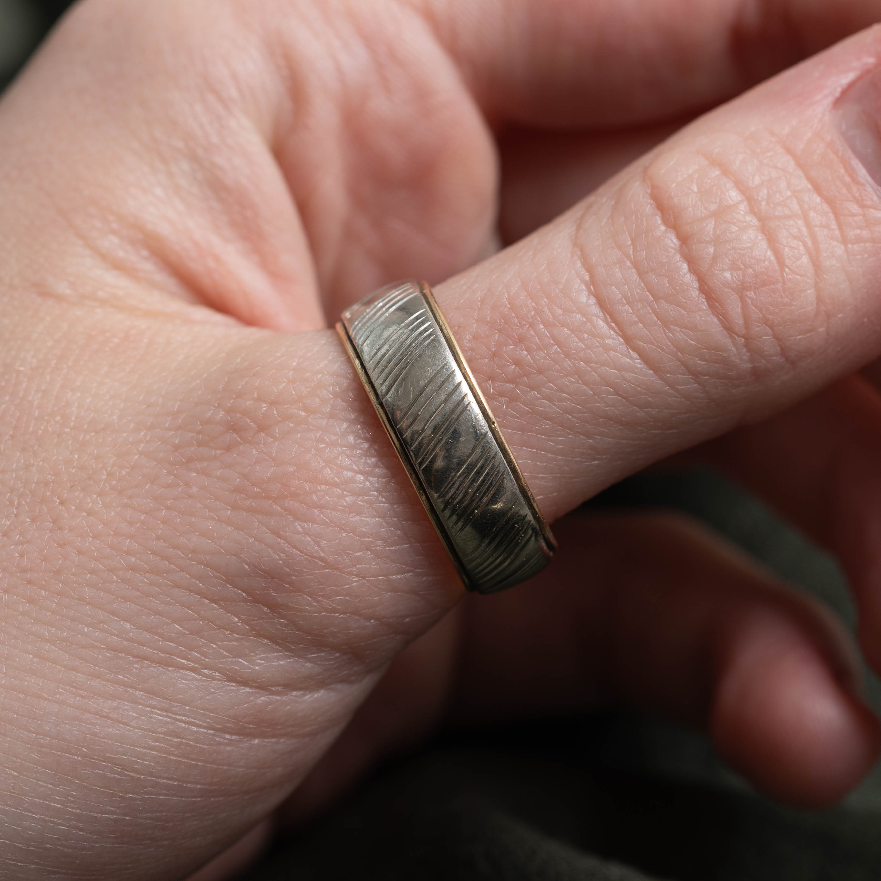 10k Two Tone Diagonally Grooved Band | 7.05mm | SZ 10