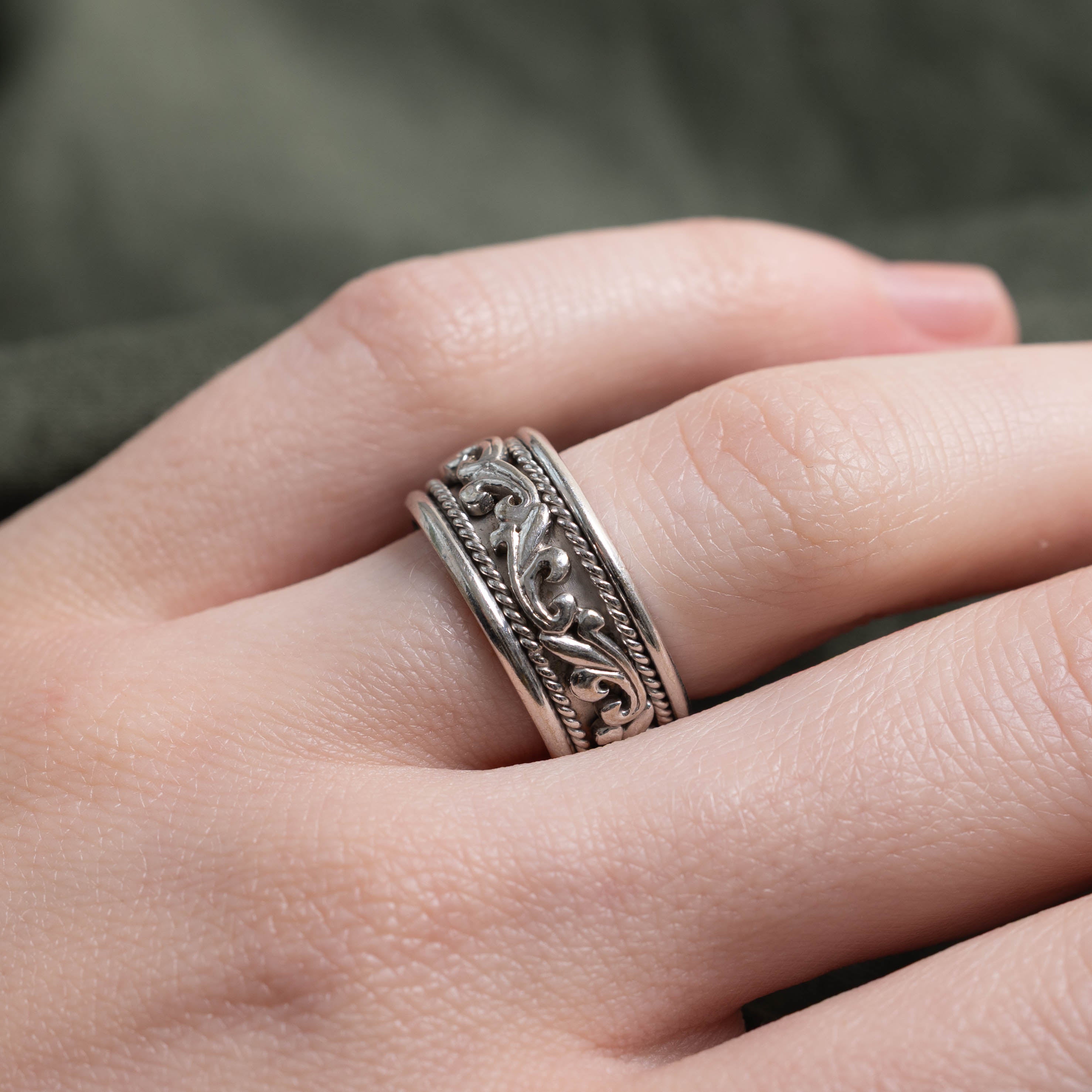10k Leaf Milgrained Band | 8.90mm | SZ 6