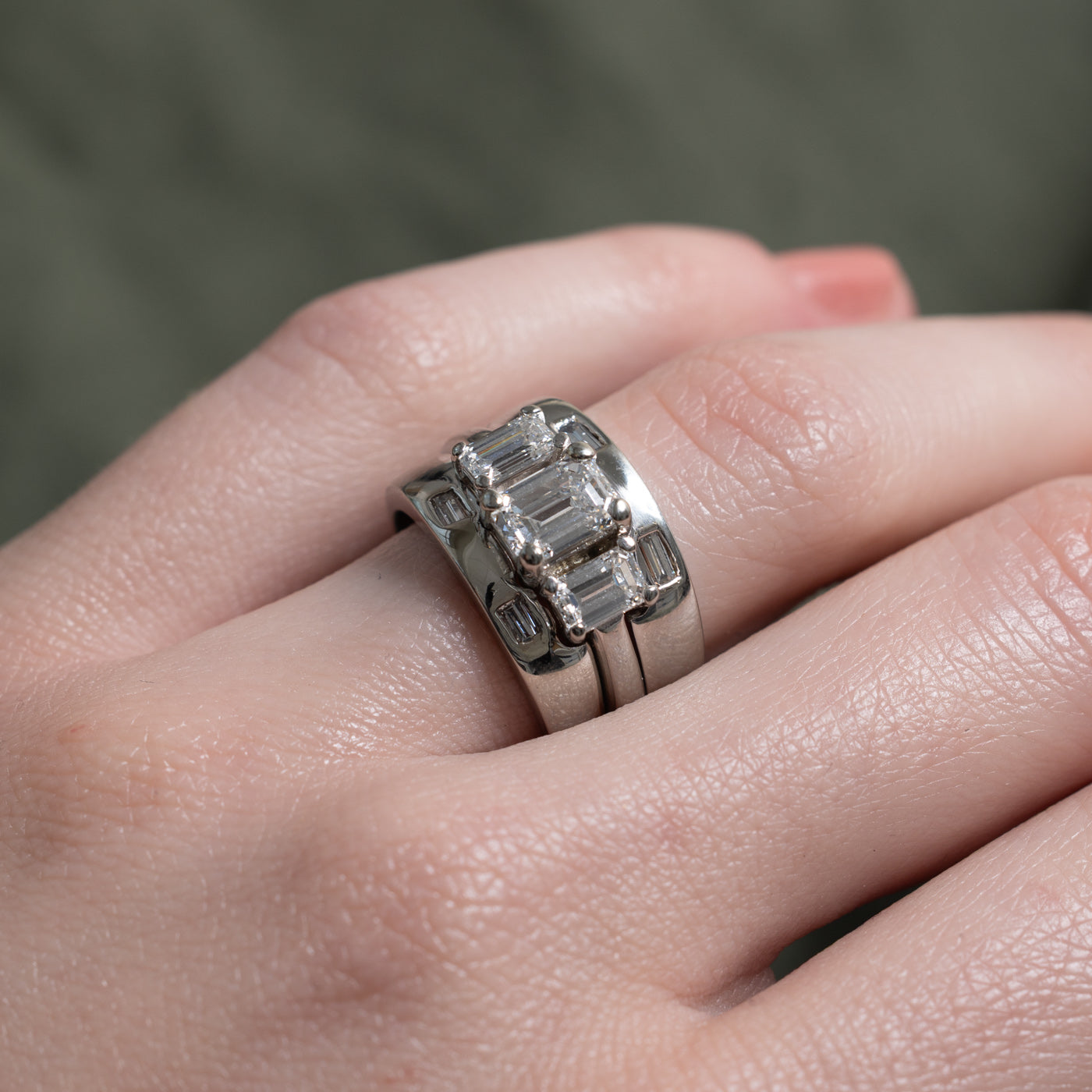 Bague massive en or 19 carats ornée de trois diamants taille émeraude | 1,09 ct VS1 E, 1,11 ct au total | Taille 6,0