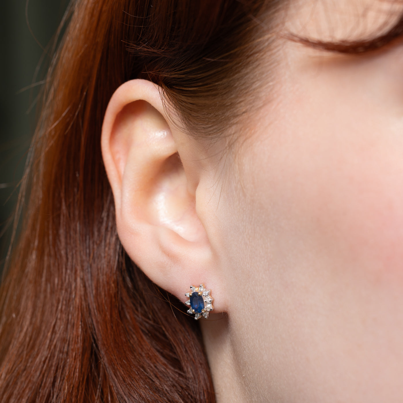 Boucles d'oreilles puces en forme de pétales, saphirs et diamants | 0,50 ct et 0,10 ct