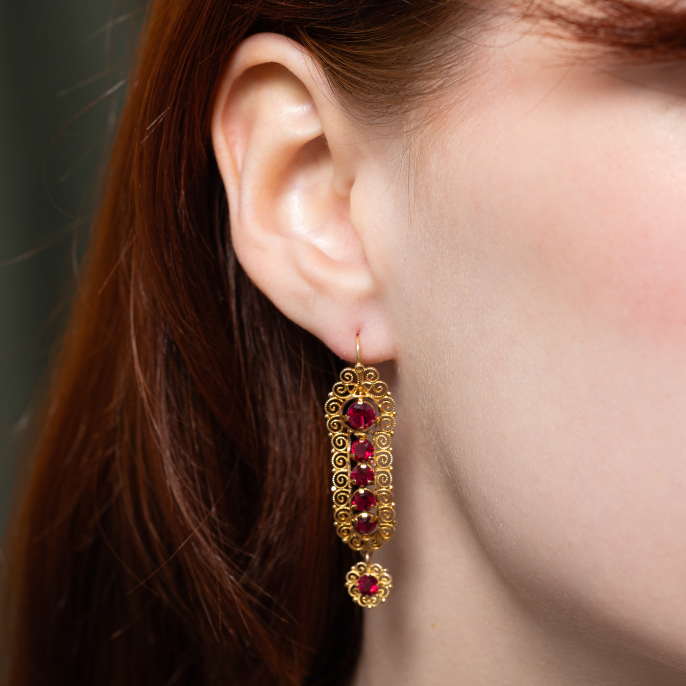 Boucles d'oreilles pendantes en or 10 carats serties de rubis synthétiques (4,20 ct au total) | 4,20 ct