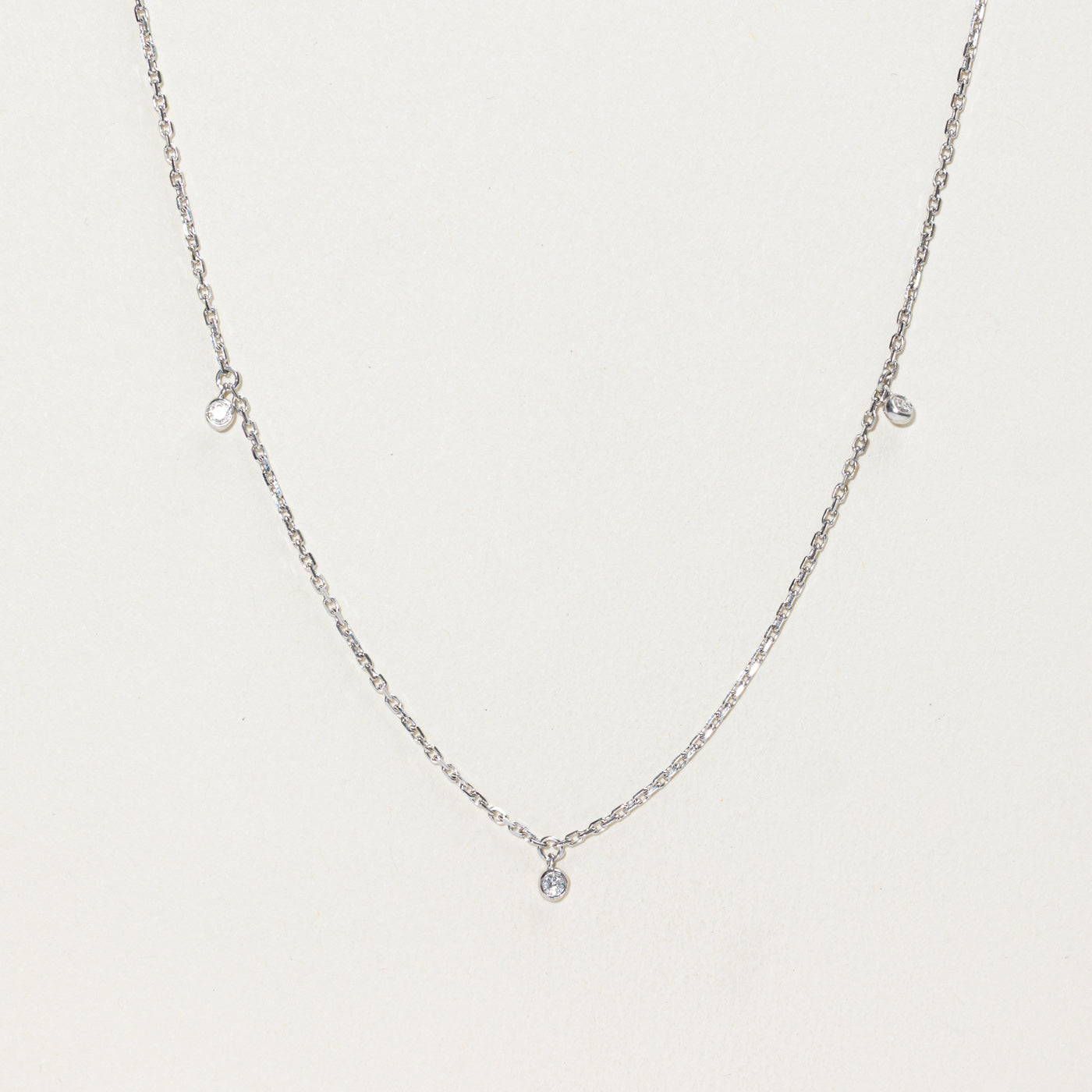 ***PHOTO Collier pendentif satellite en or blanc 18 carats et diamants | 44,5 cm