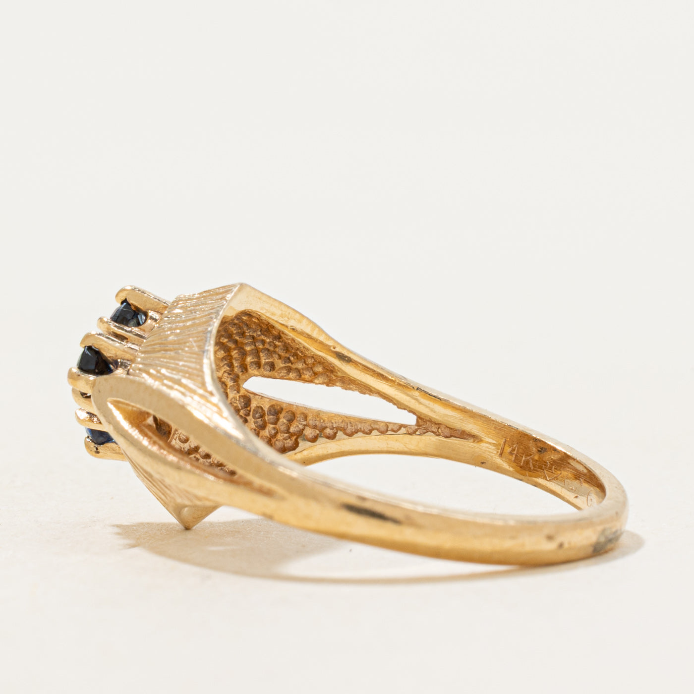 Bague géométrique texturée sertie de saphirs | 0,14 ct | Taille 5,75 |