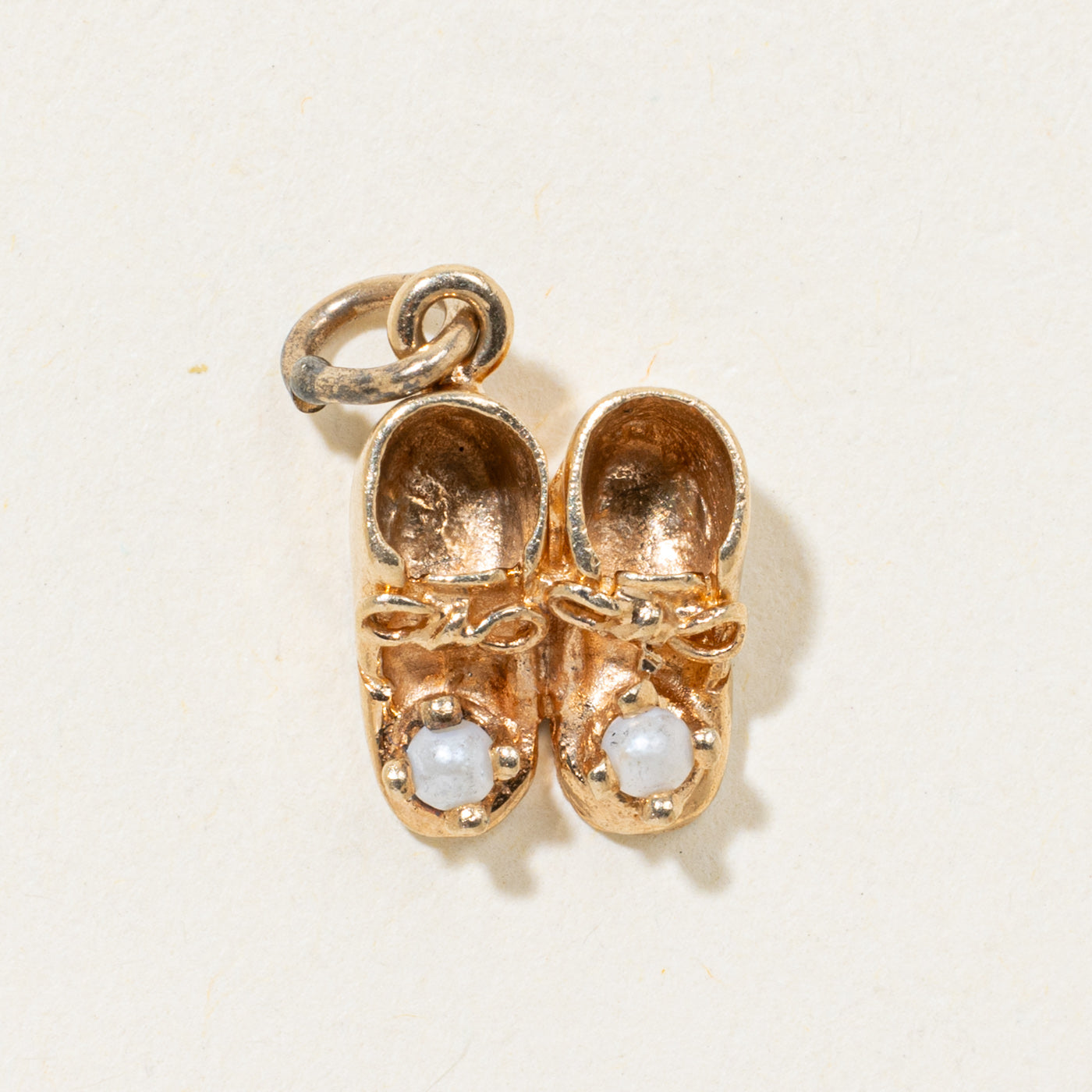 Breloque chaussures de bébé en perles