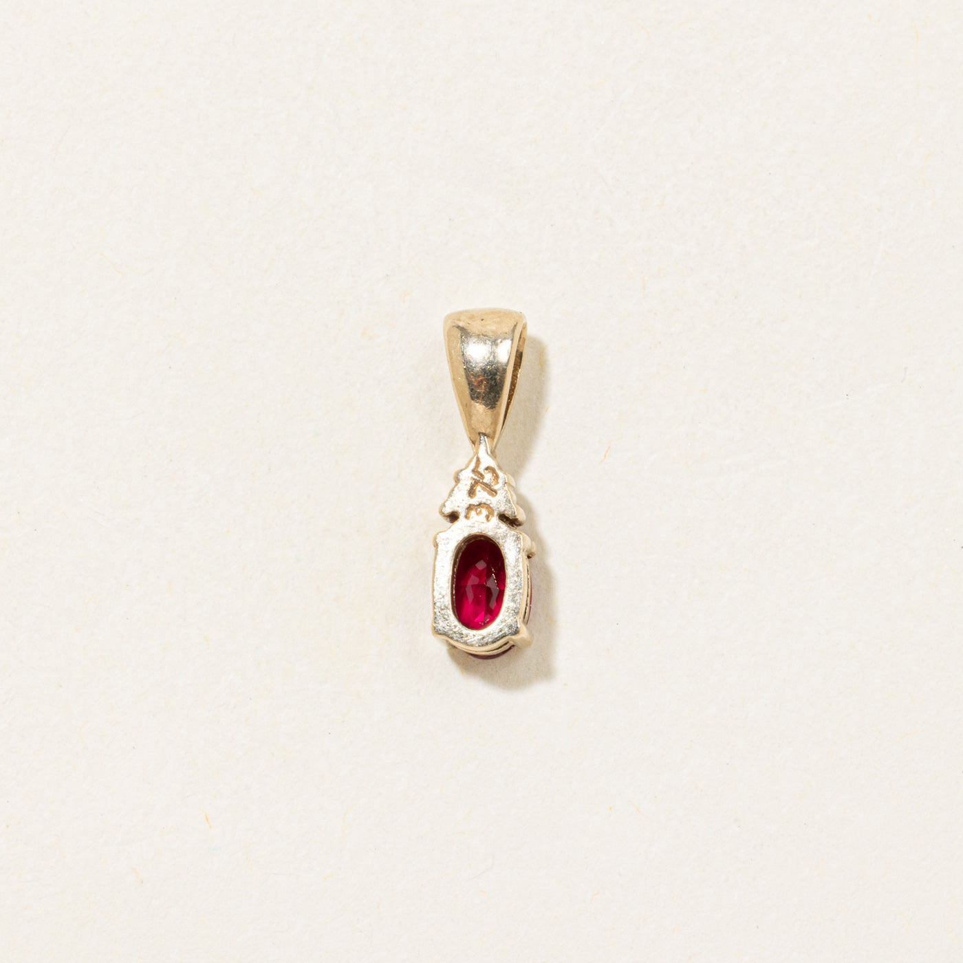 Pendentif en rubis synthétique et diamant