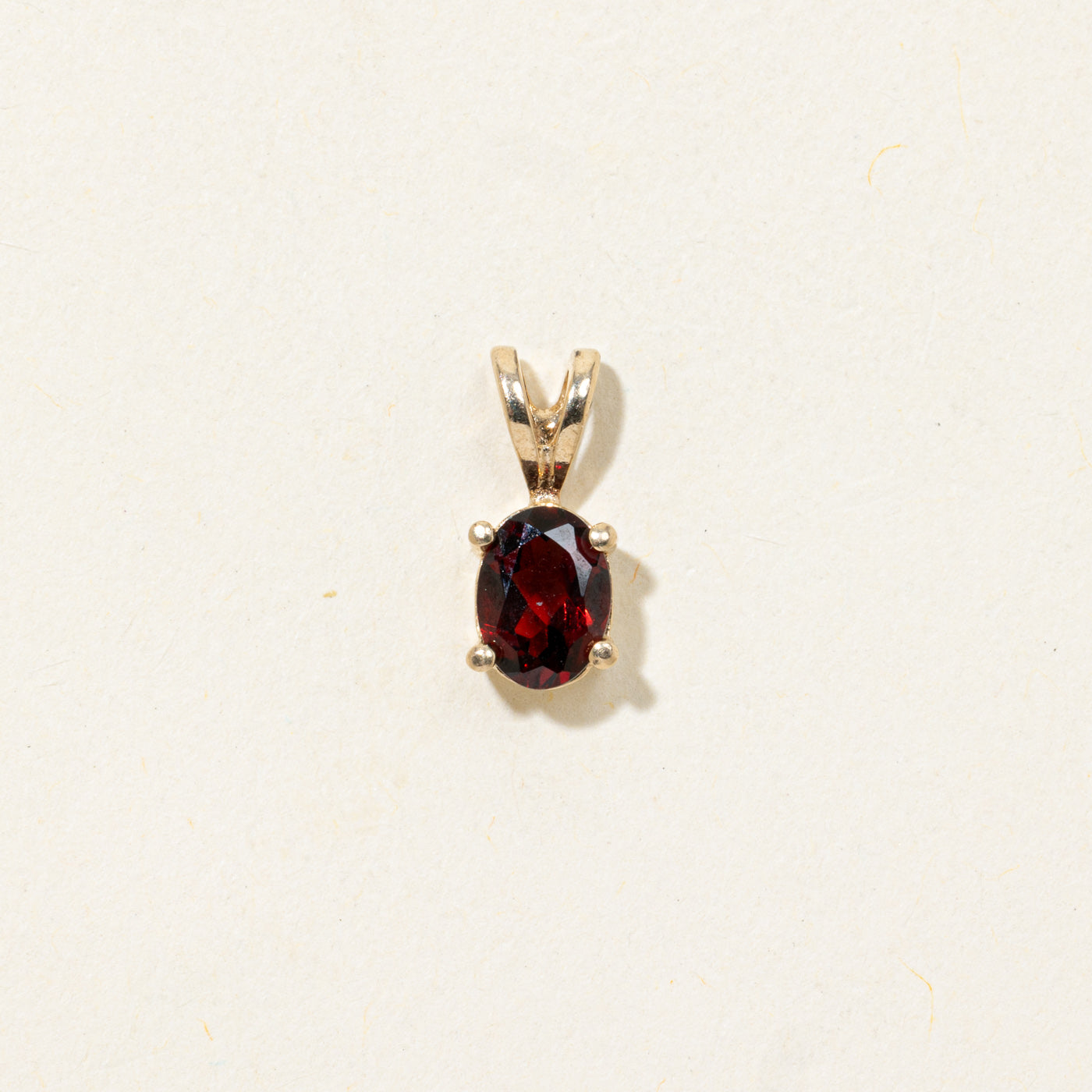 Pendentif solitaire en grenat taille ovale