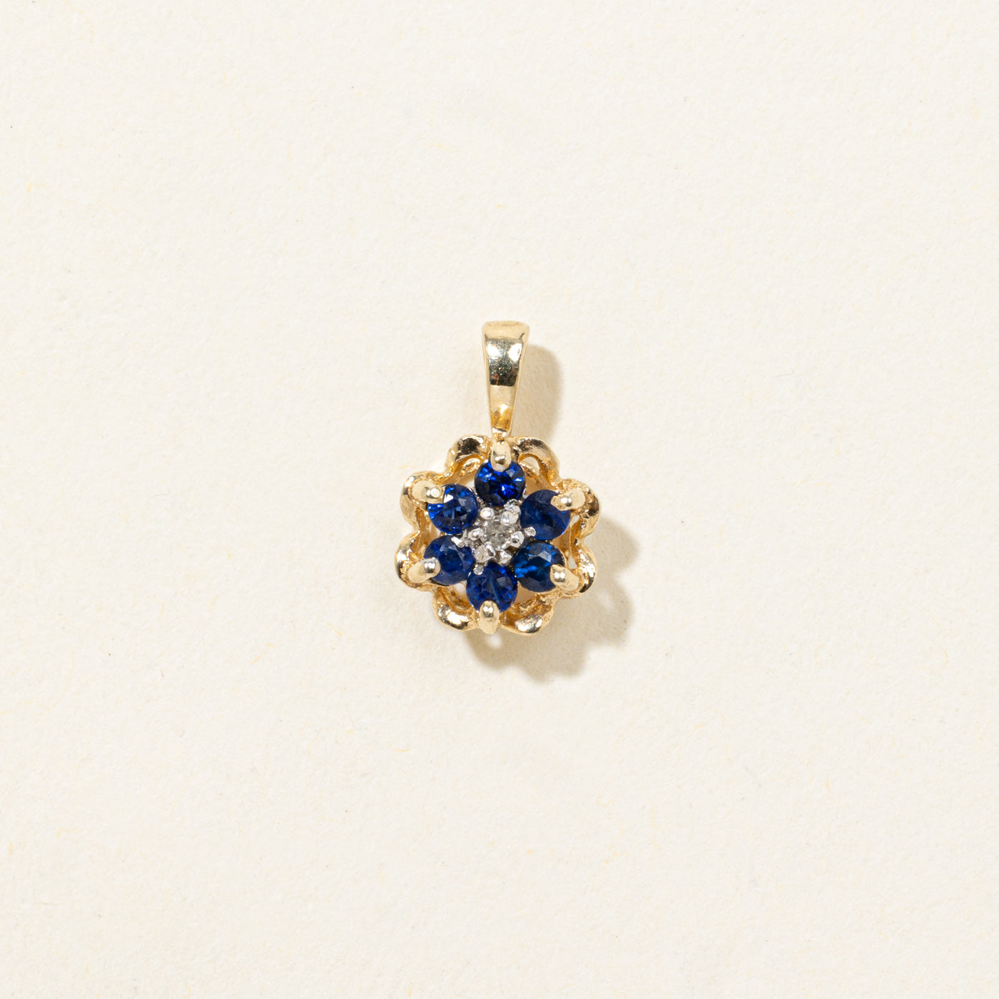 Pendentif floral festonné en saphir et diamants