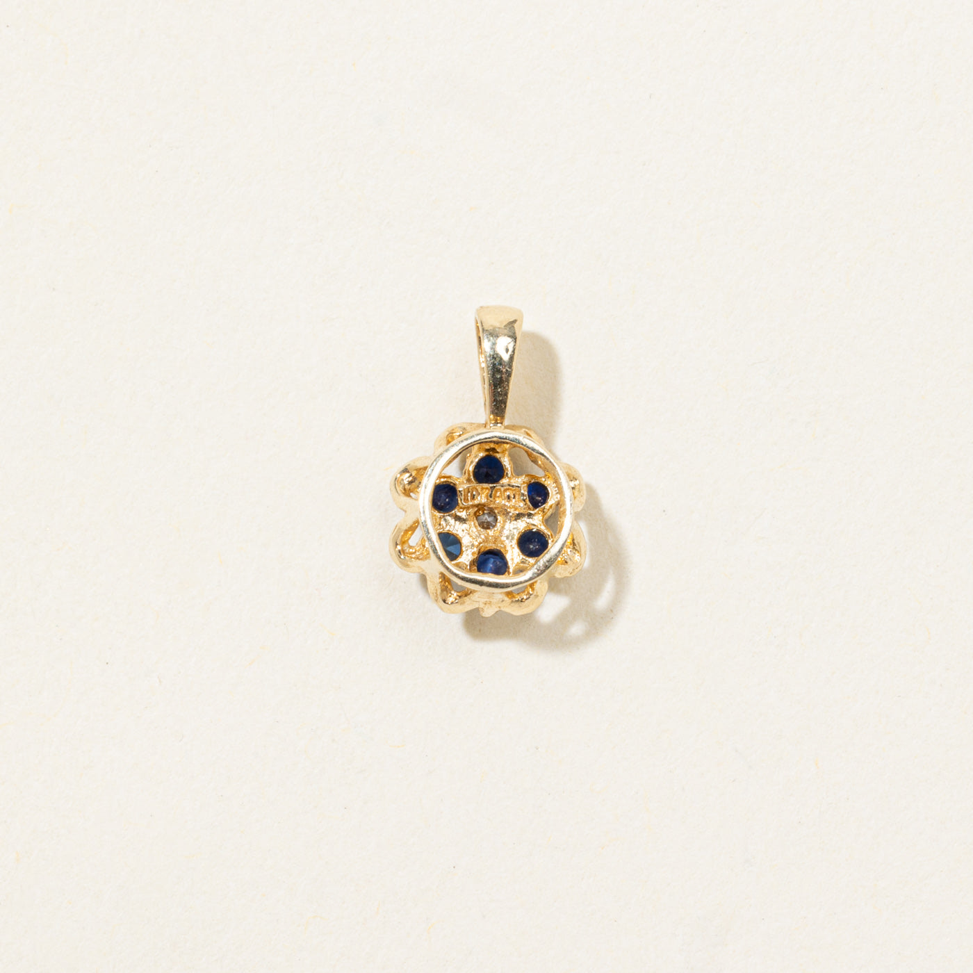 Pendentif floral festonné en saphir et diamants