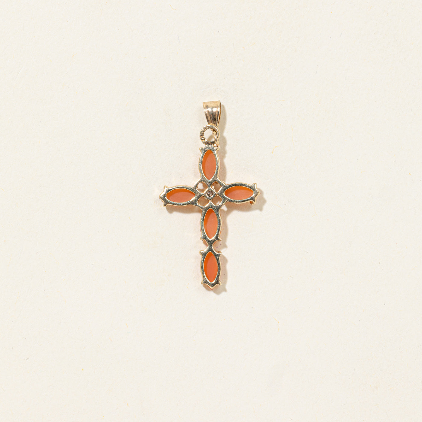 Pendentif croix en corail et diamants