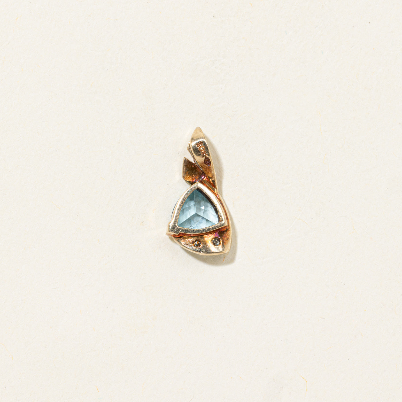 Pendentif en topaze bleue taille trillion et diamants
