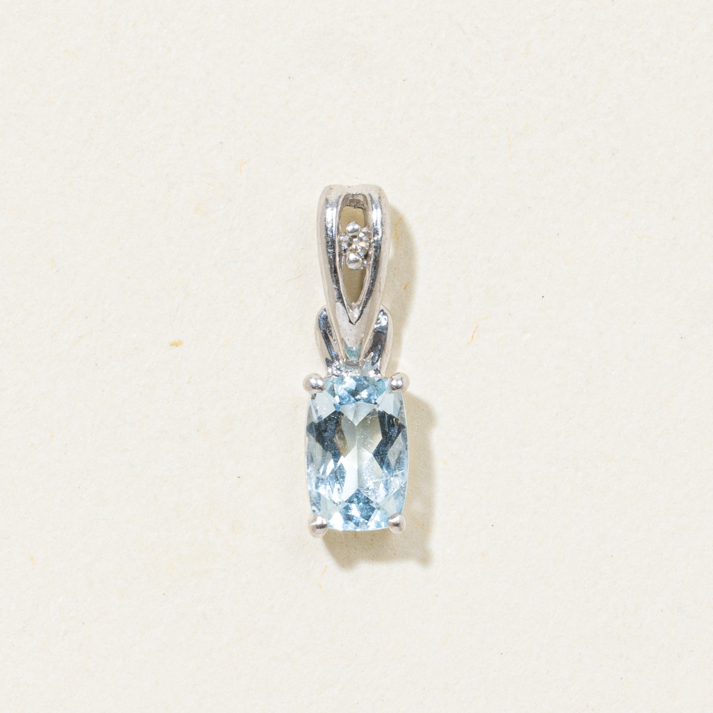 Pendentif en aigue-marine taille ovale et diamants