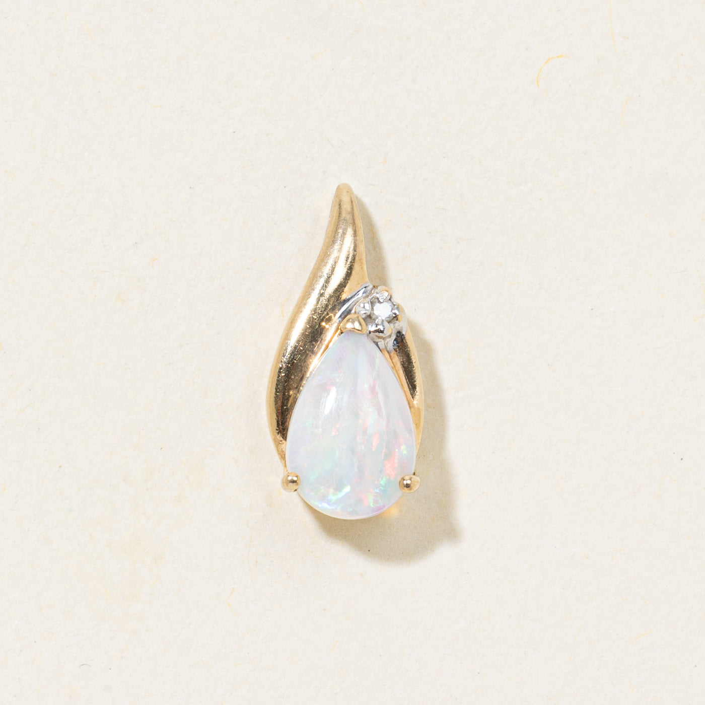 Pendentif en opale et diamants