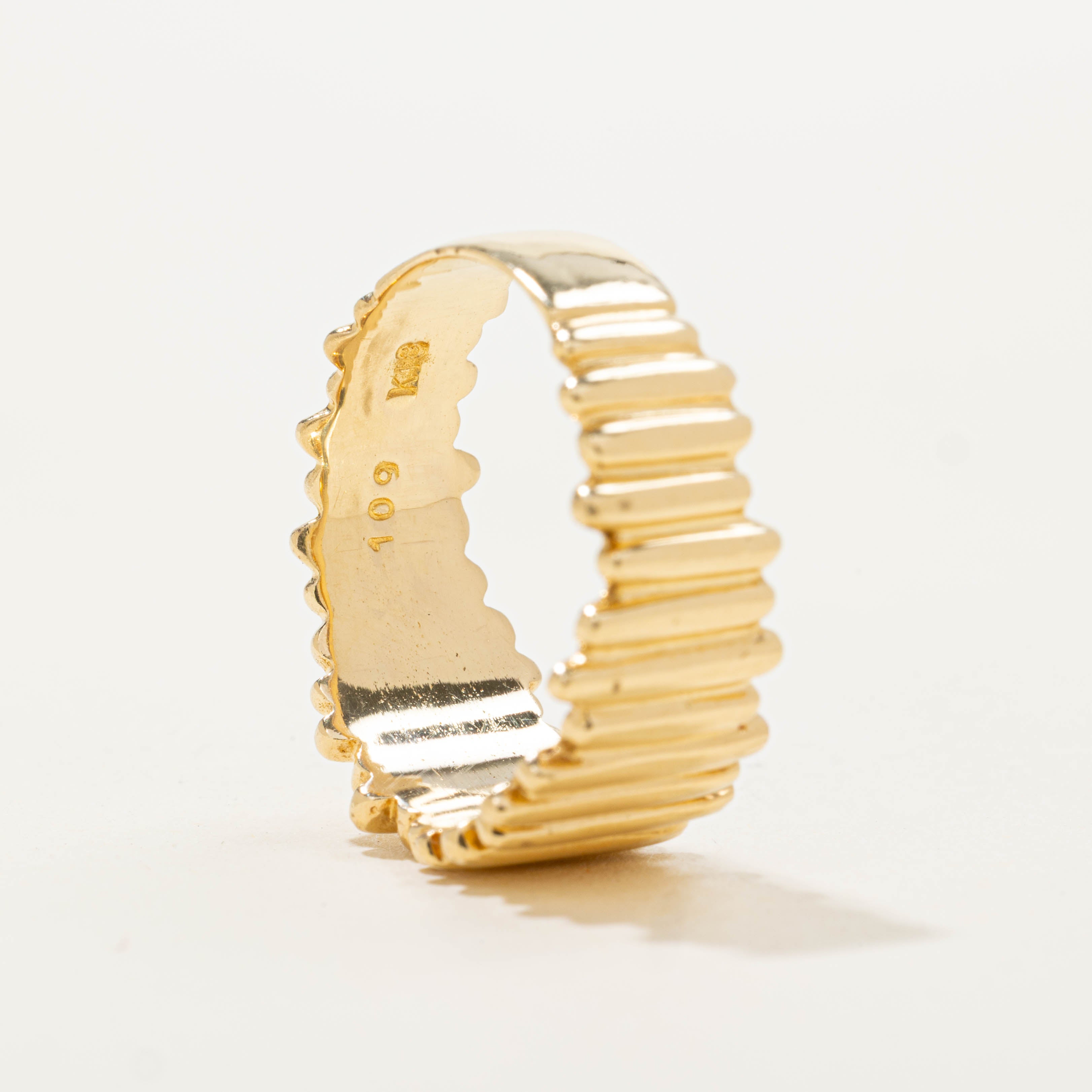 18k Yellow Gold Vertical Reeded Band | SZ 8